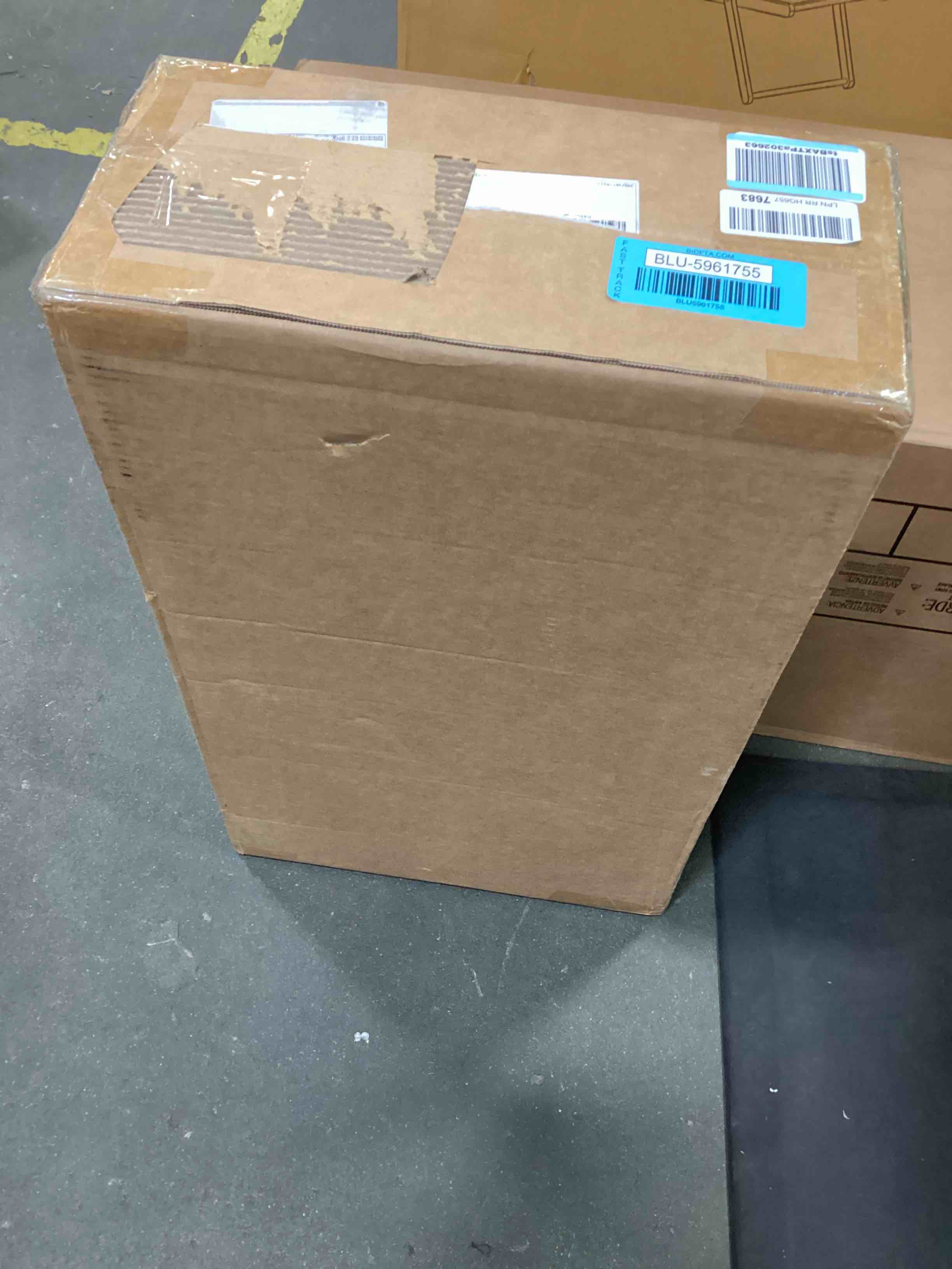 https://s3.amazonaws.com/lotting-images-prod/bidfta/BLU5961755_1707913428364.jpeg