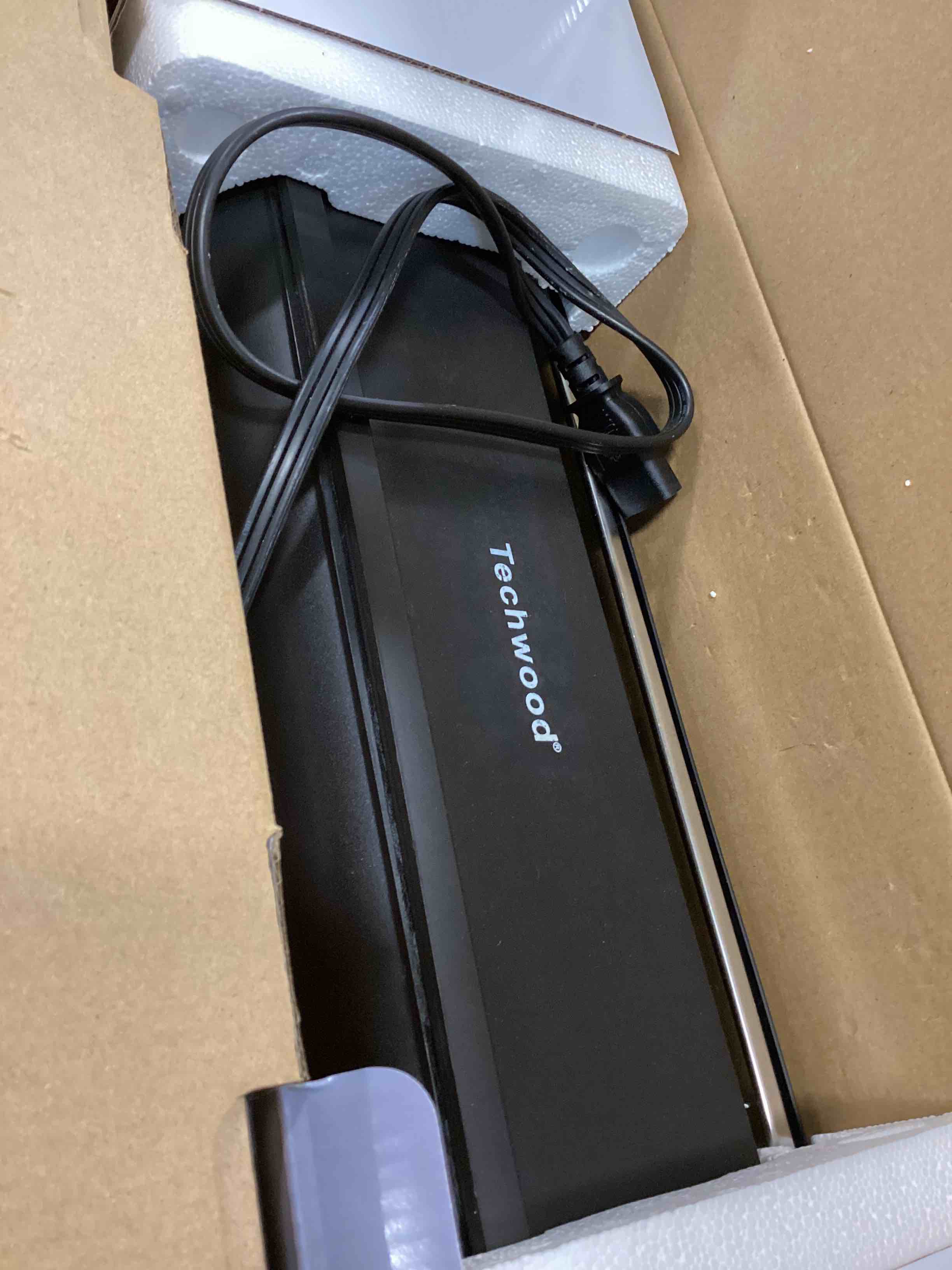 https://s3.amazonaws.com/lotting-images-prod/bidfta/BLU5961824_1707920825493.jpeg
