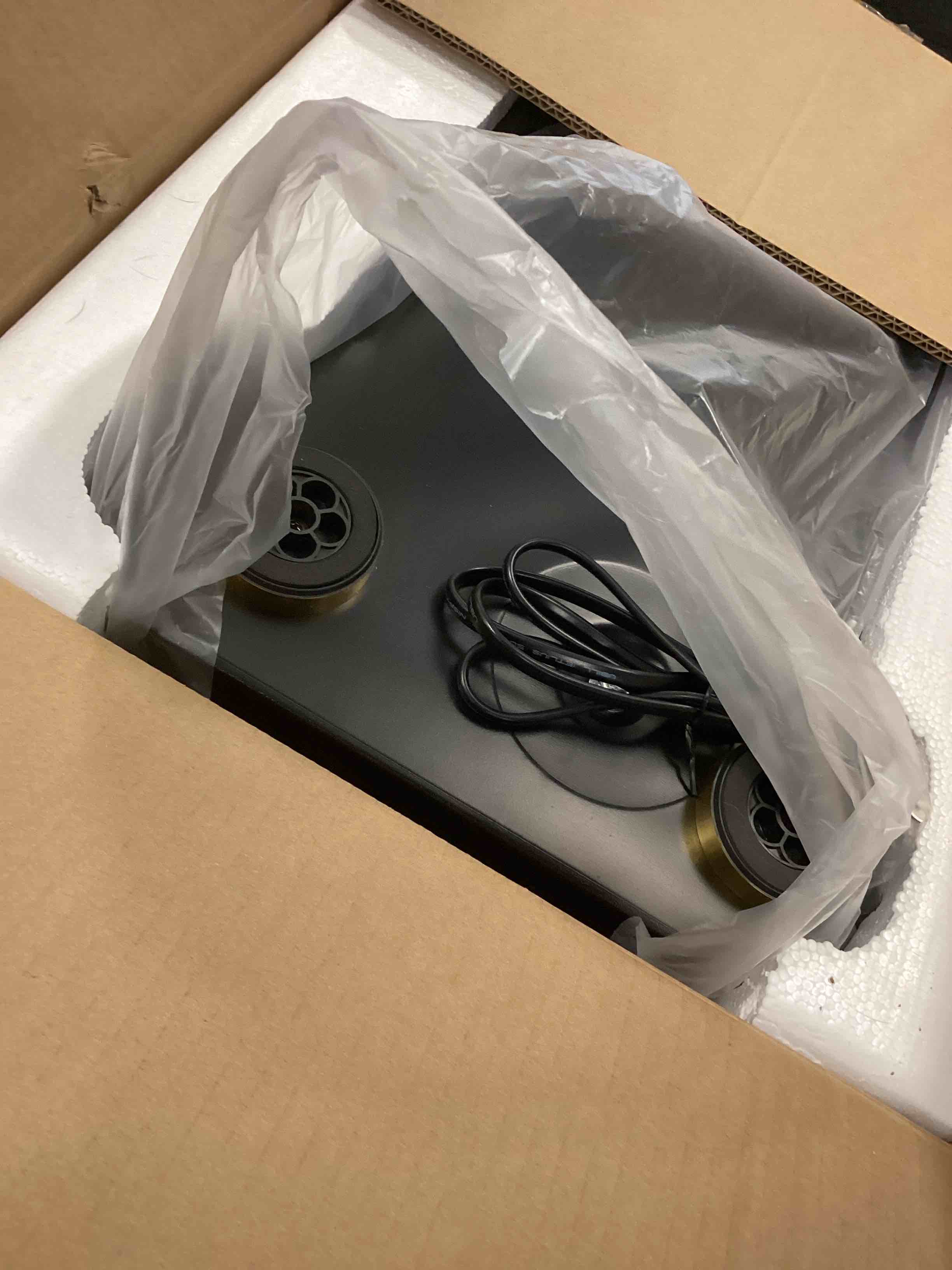 https://s3.amazonaws.com/lotting-images-prod/bidfta/BLU5962128_1708104342715.jpeg