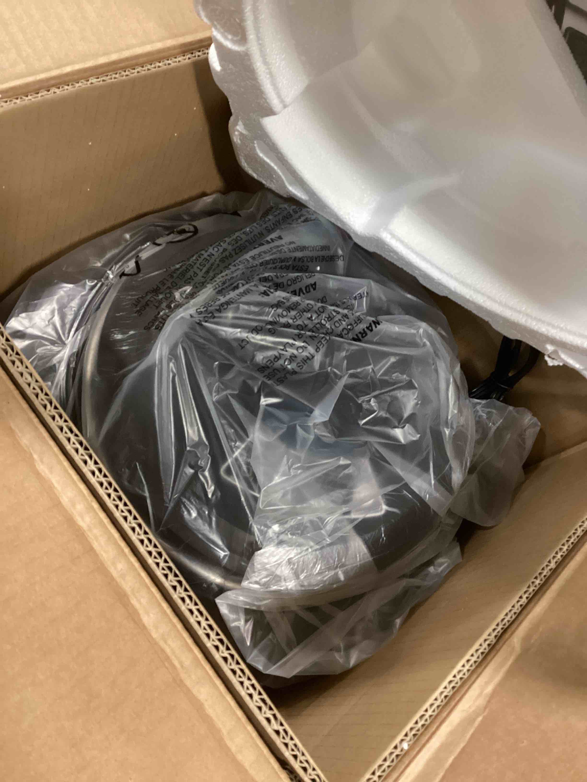 https://s3.amazonaws.com/lotting-images-prod/bidfta/BLU5962194_1708113113982.jpeg