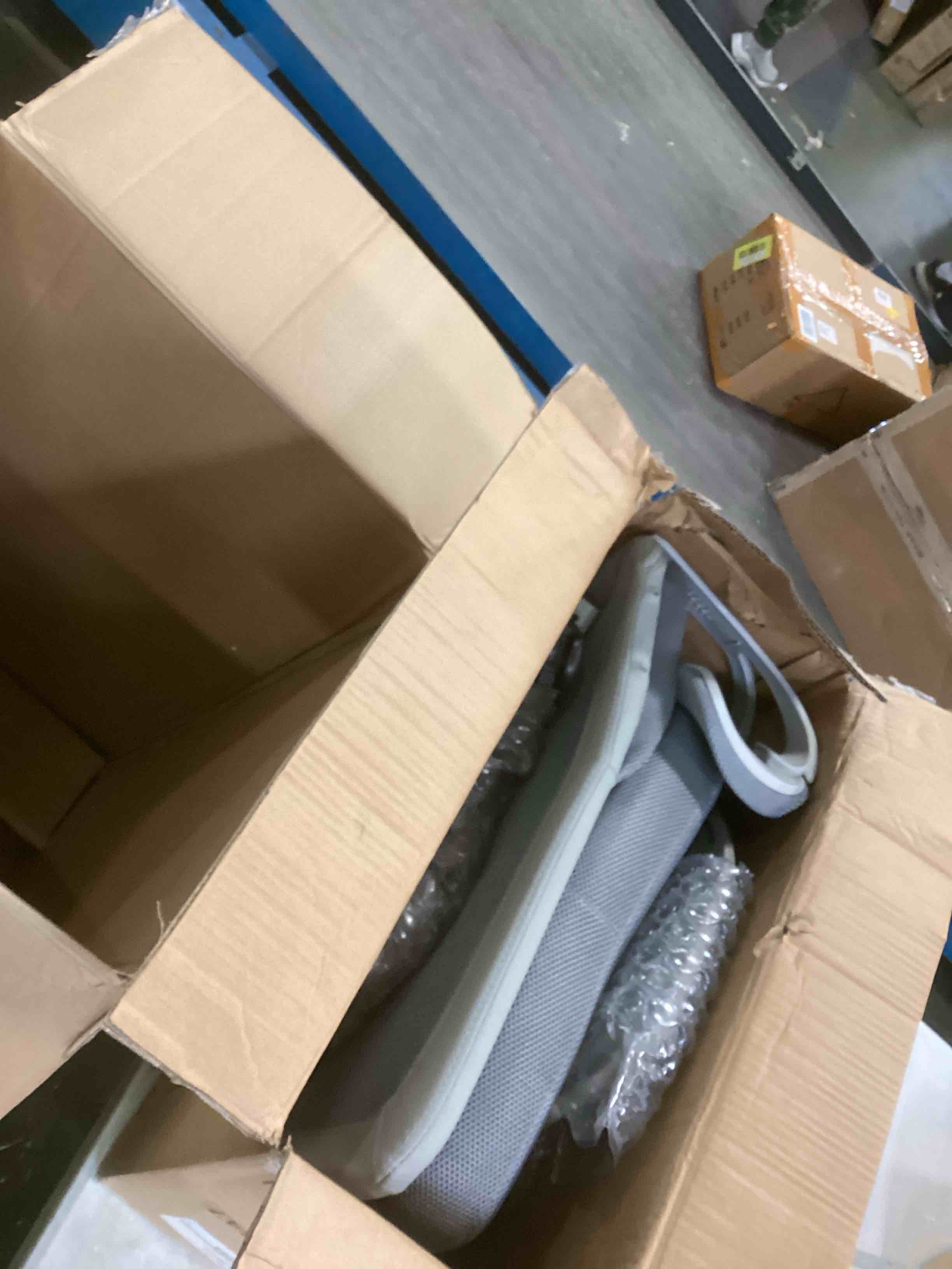 https://s3.amazonaws.com/lotting-images-prod/bidfta/BLU5964019_1709586357635.jpeg