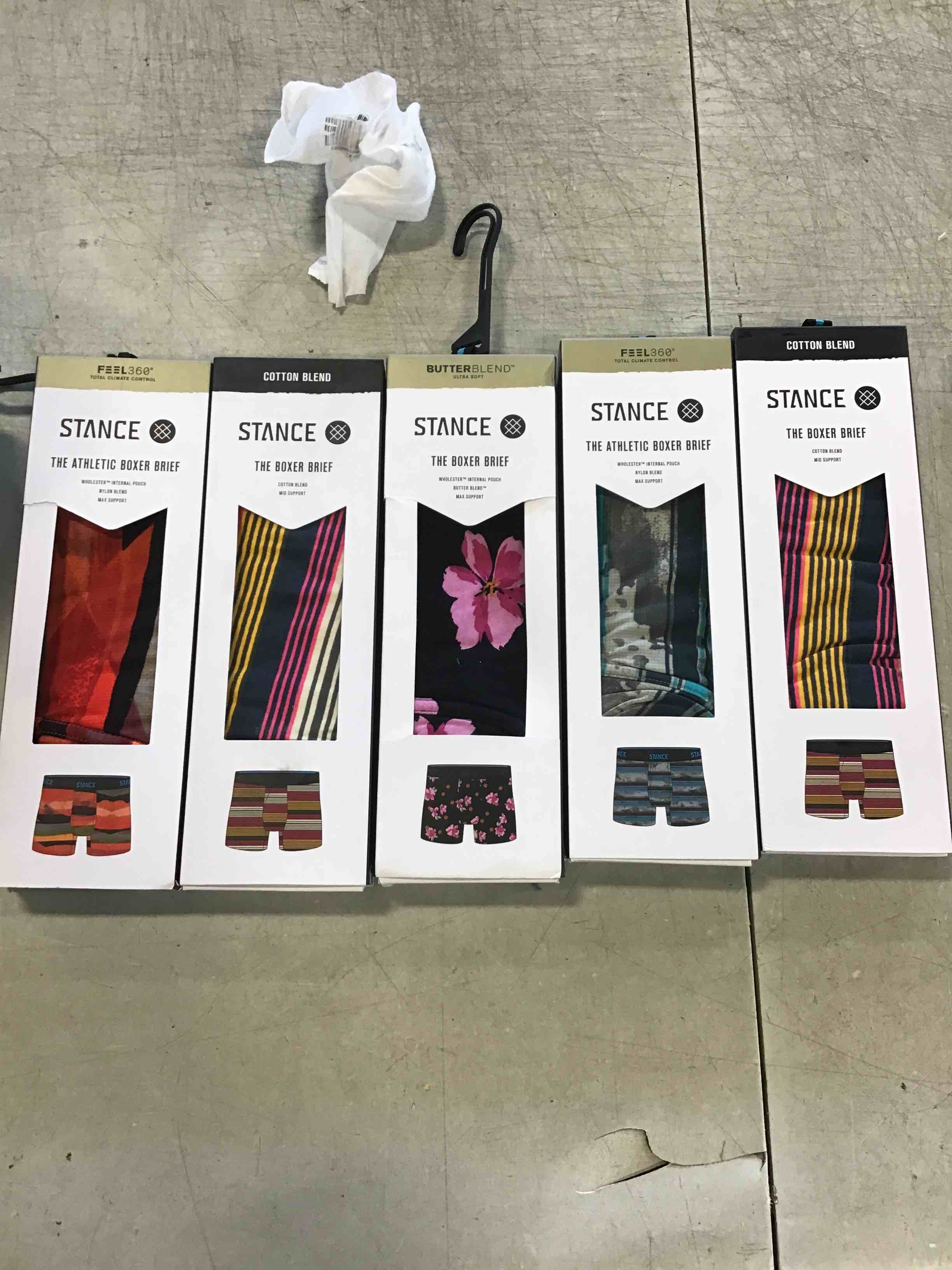 https://s3.amazonaws.com/lotting-images-prod/bidfta/BLU5966405_1708203544777.jpeg