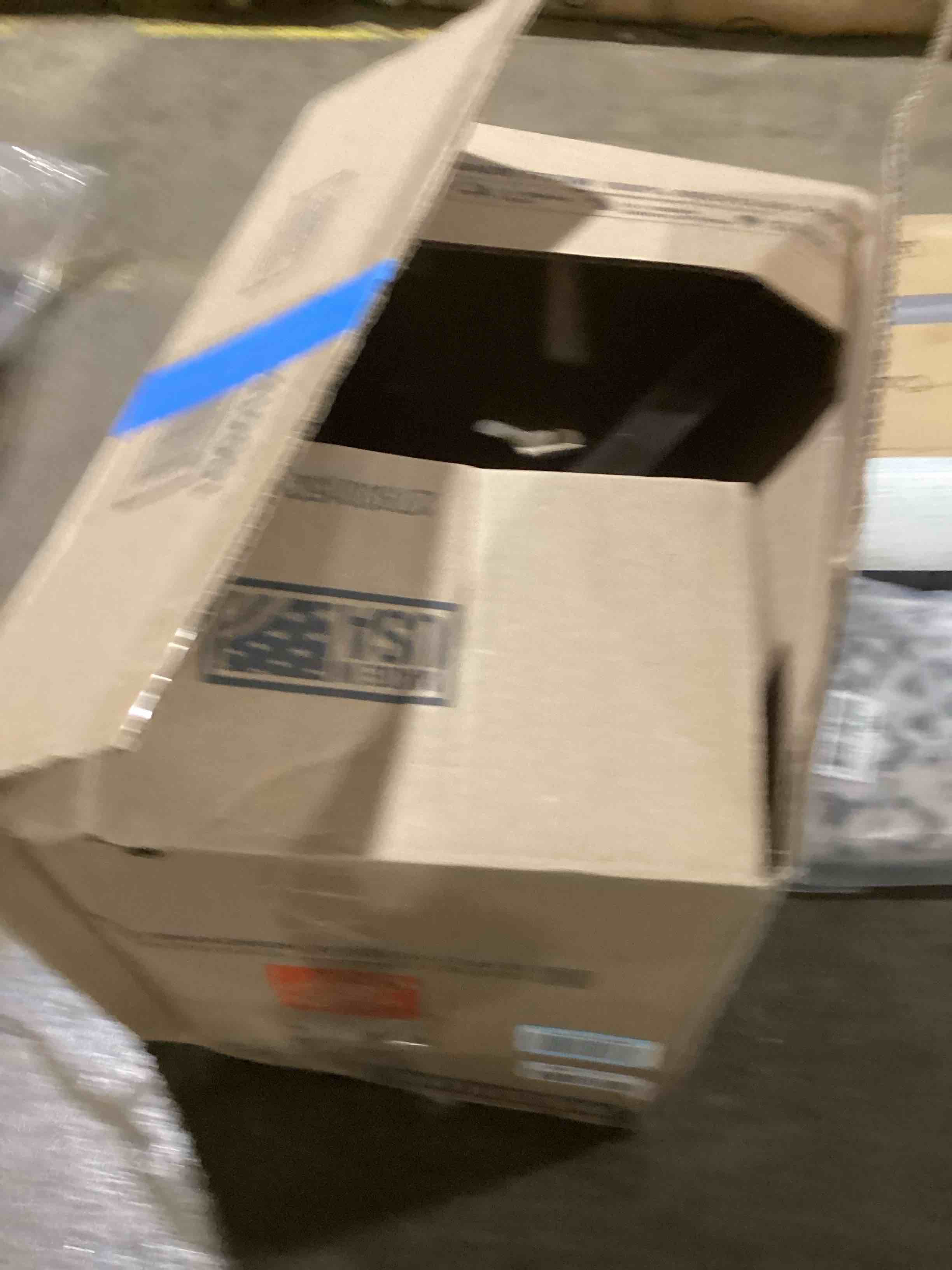 https://s3.amazonaws.com/lotting-images-prod/bidfta/BLU5976550_1708367038510.jpeg