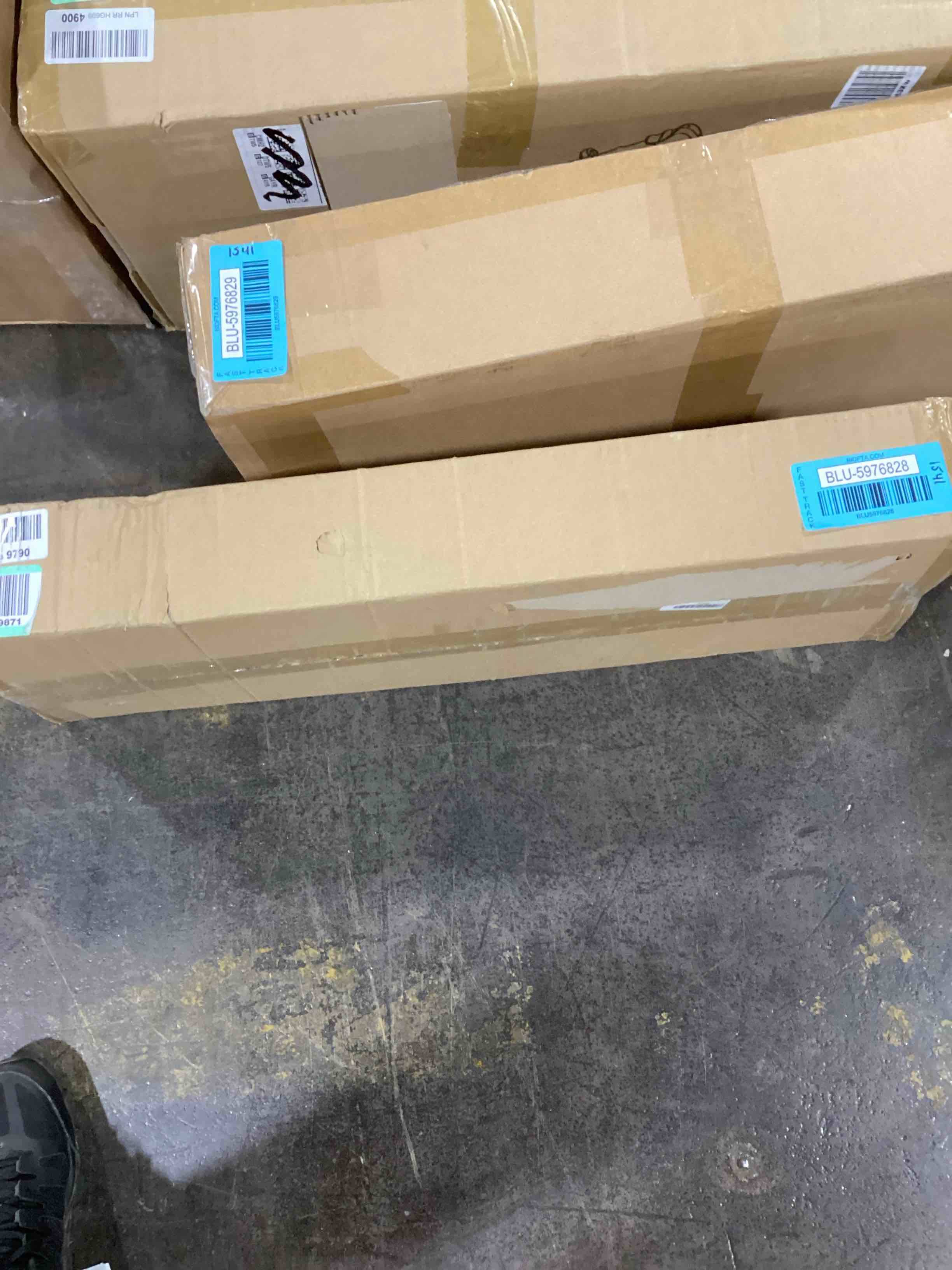 https://s3.amazonaws.com/lotting-images-prod/bidfta/BLU5976828_1708715463664.jpeg