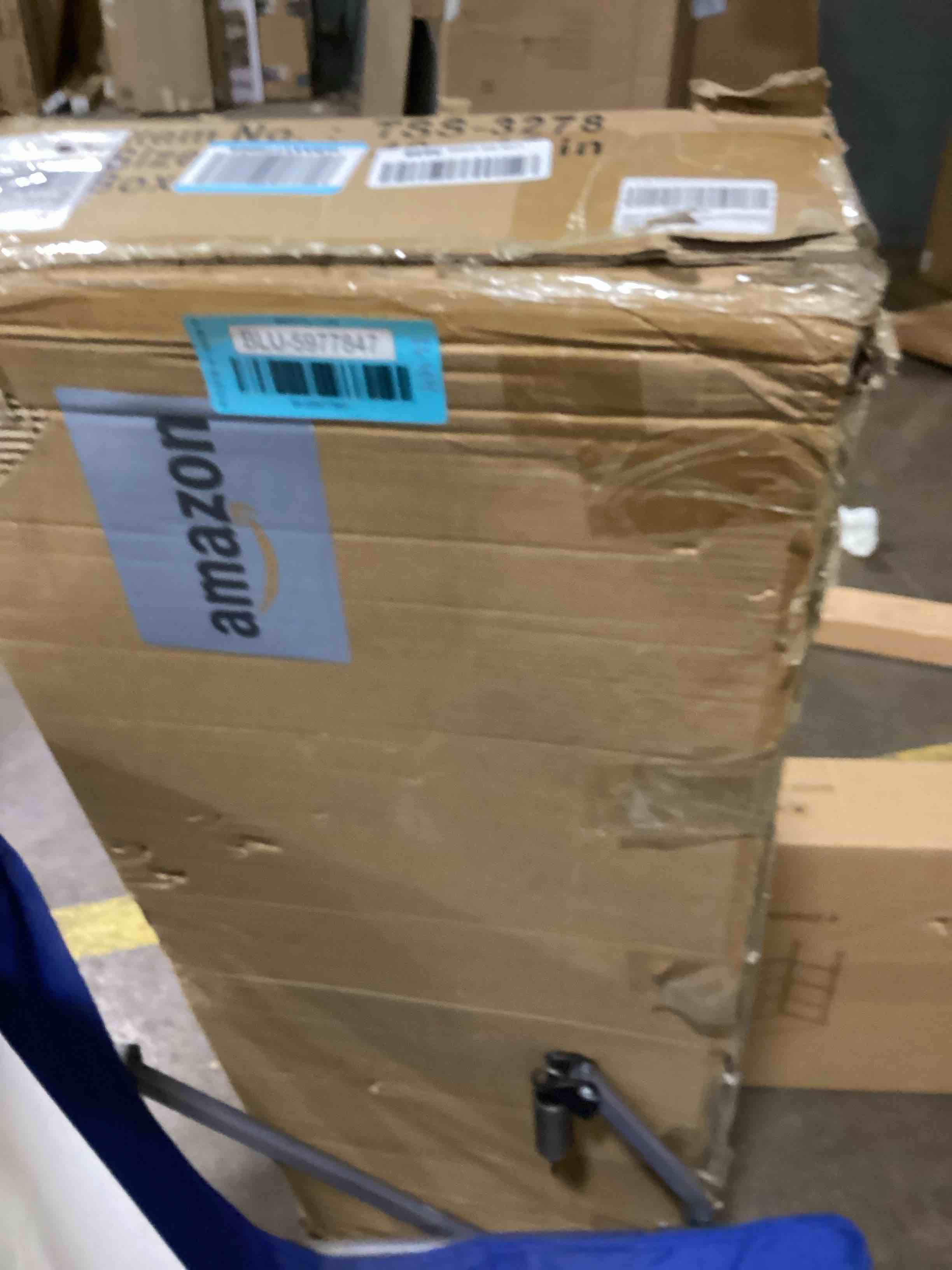 https://s3.amazonaws.com/lotting-images-prod/bidfta/BLU5977847_1709144658615.jpeg