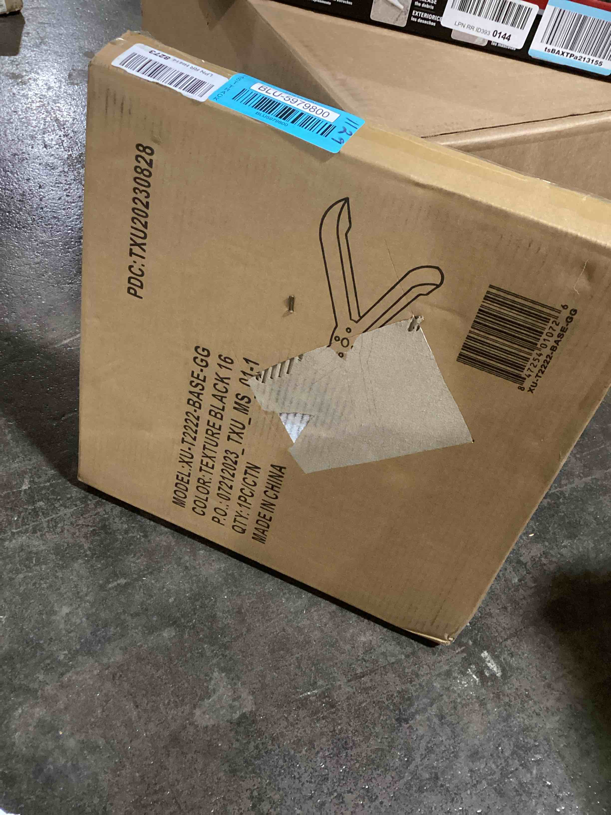https://s3.amazonaws.com/lotting-images-prod/bidfta/BLU5979800_1707484370039.jpeg