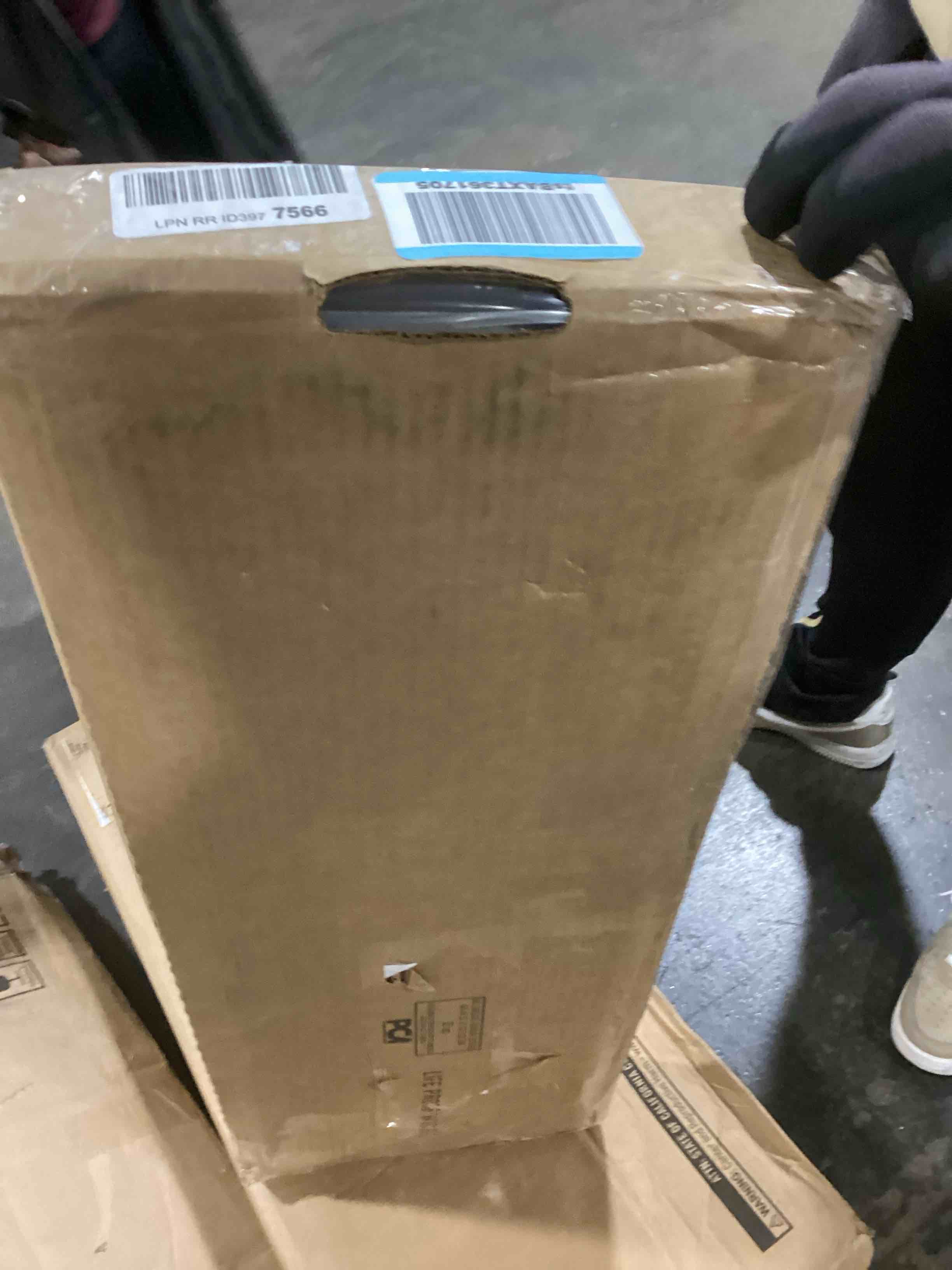 https://s3.amazonaws.com/lotting-images-prod/bidfta/BLU5982779_1707940672351.jpeg
