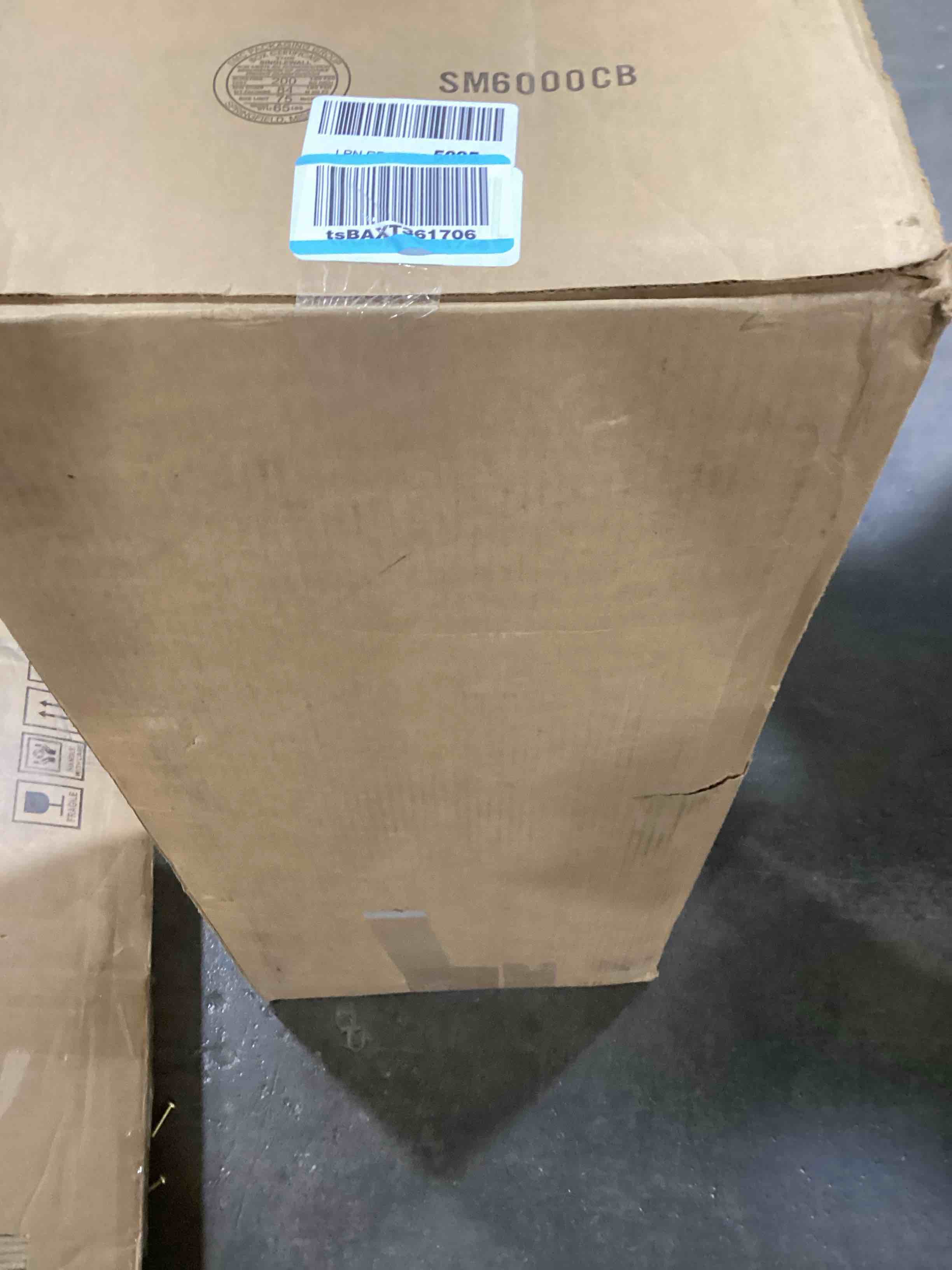 https://s3.amazonaws.com/lotting-images-prod/bidfta/BLU5982780_1707940724759.jpeg