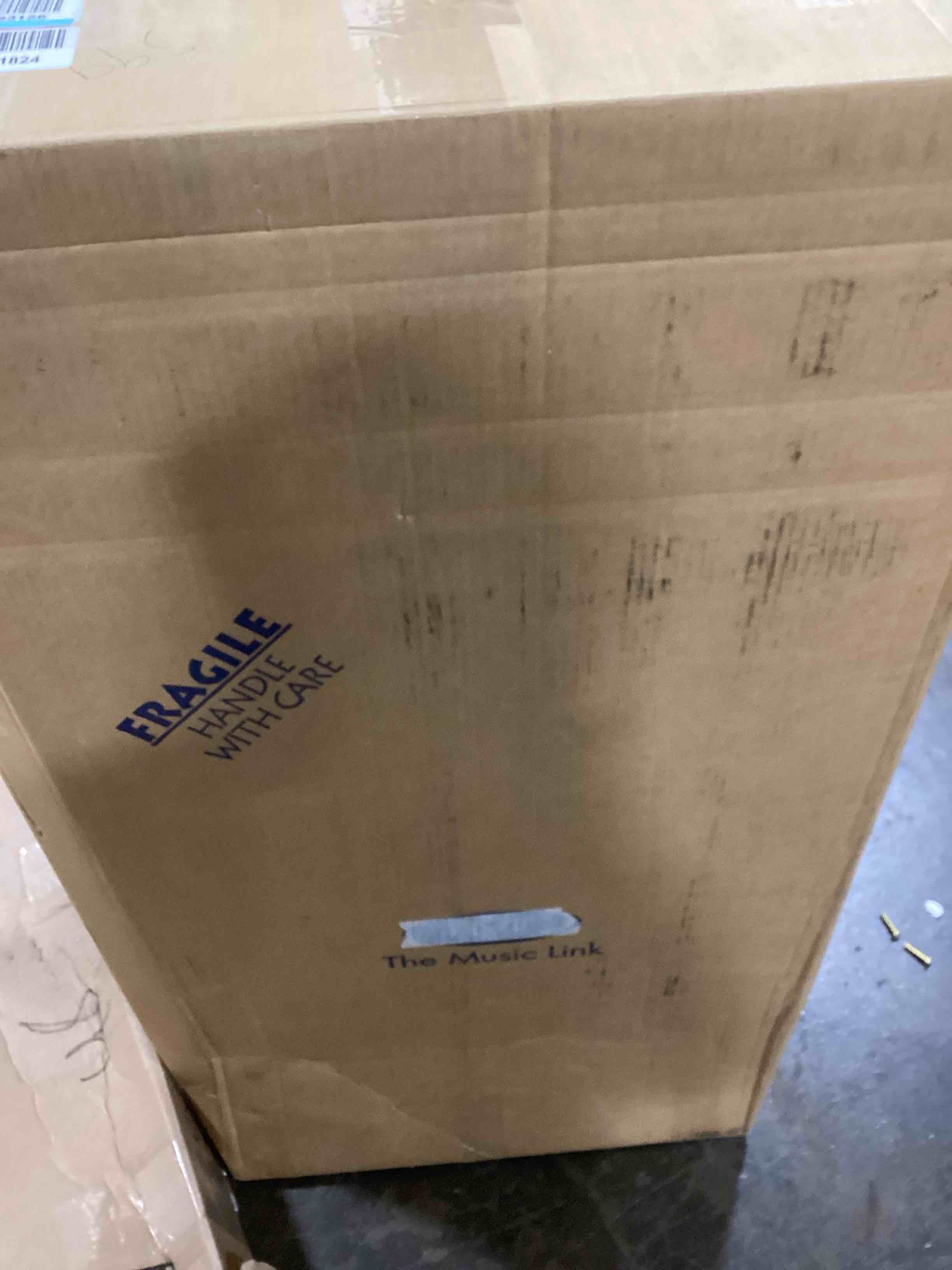 https://s3.amazonaws.com/lotting-images-prod/bidfta/BLU5982782_1707940843665.jpeg