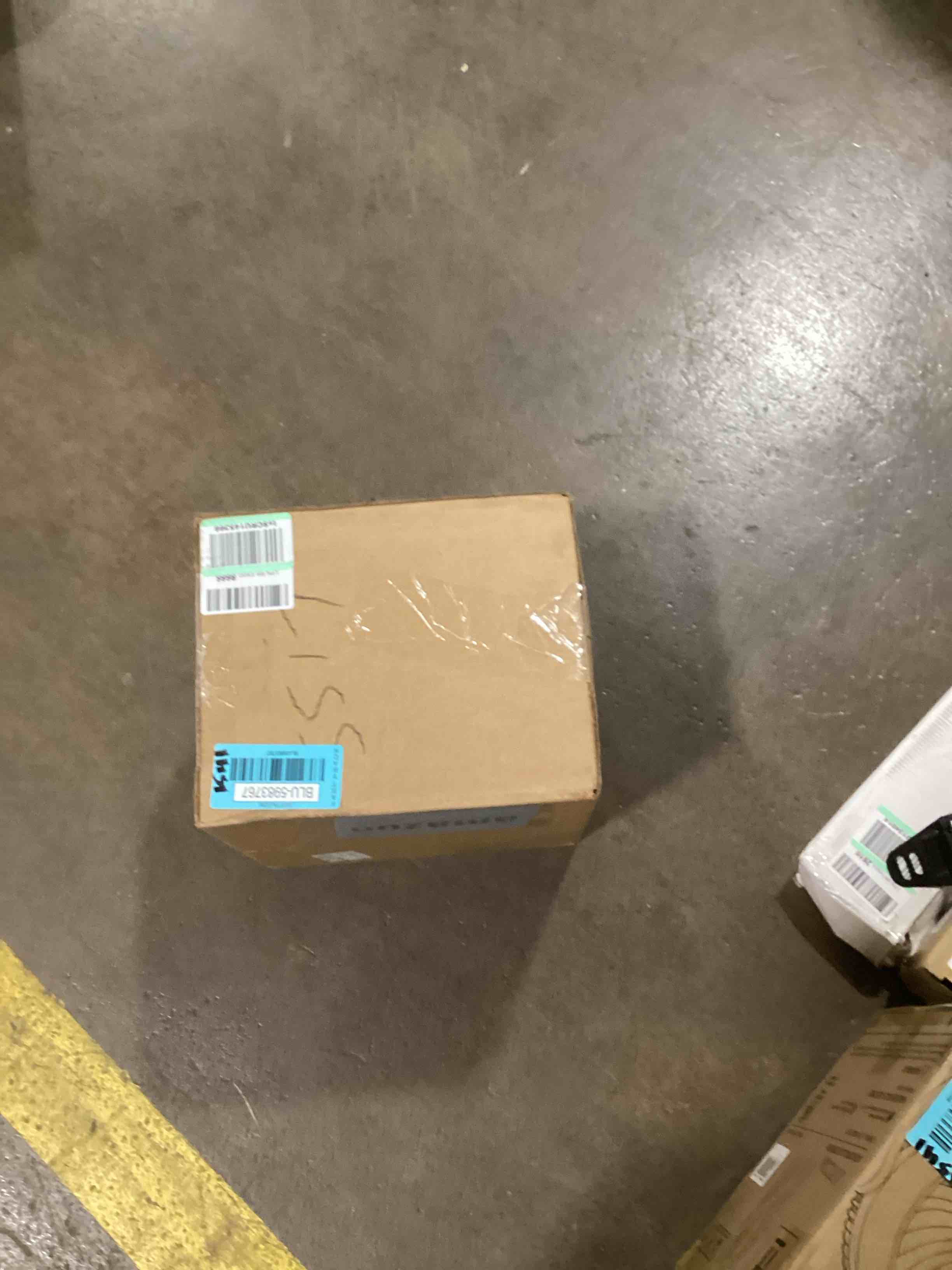 https://s3.amazonaws.com/lotting-images-prod/bidfta/BLU5983767_1708721496946.jpeg
