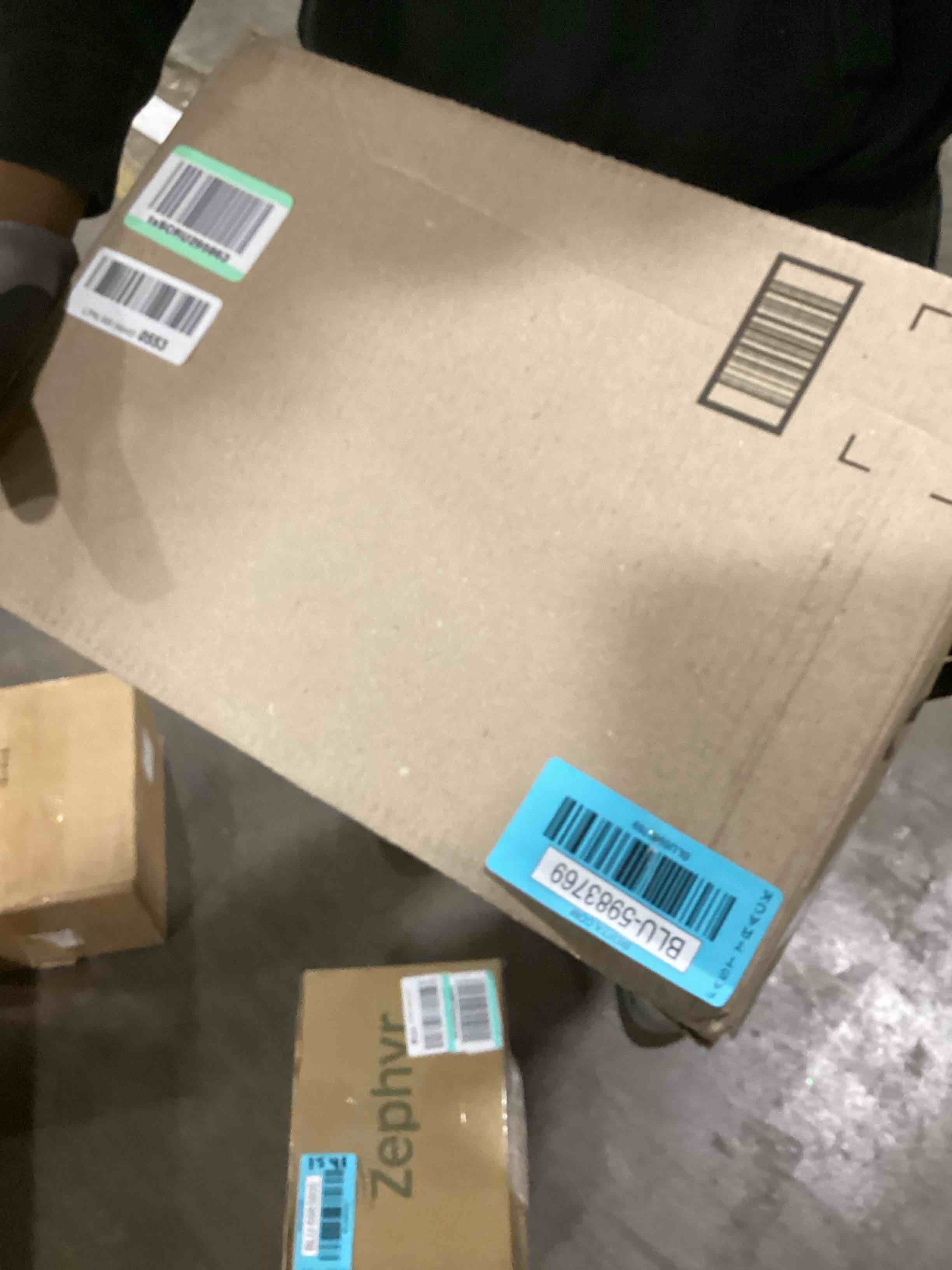 https://s3.amazonaws.com/lotting-images-prod/bidfta/BLU5983769_1708721427640.jpeg
