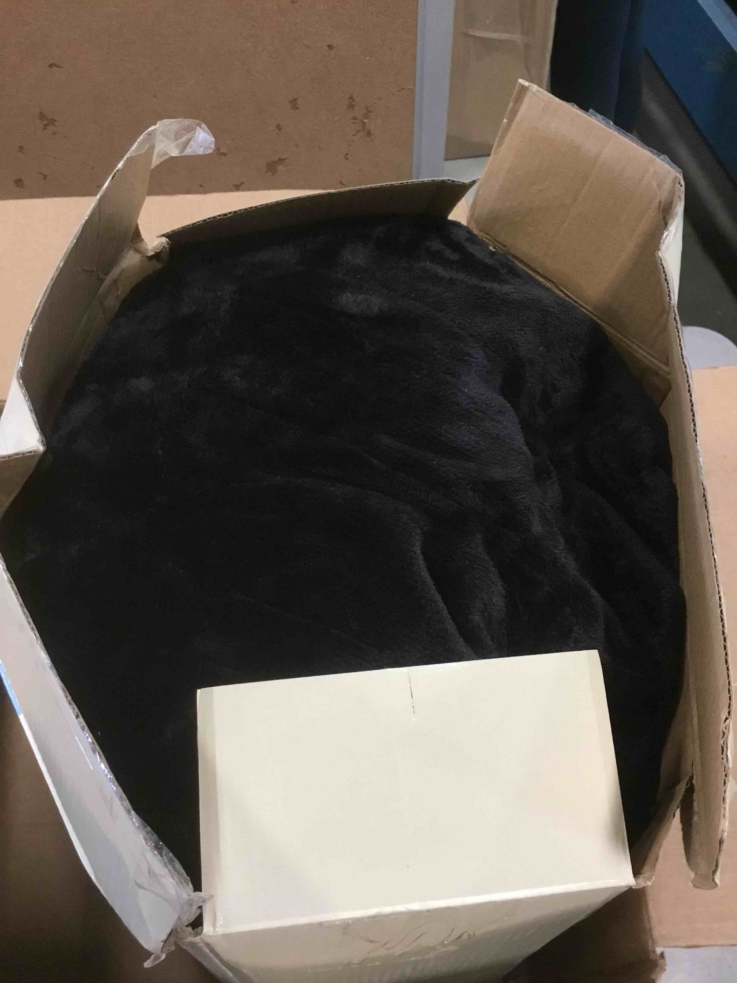 https://s3.amazonaws.com/lotting-images-prod/bidfta/BLU5985565_1708716303955.jpeg