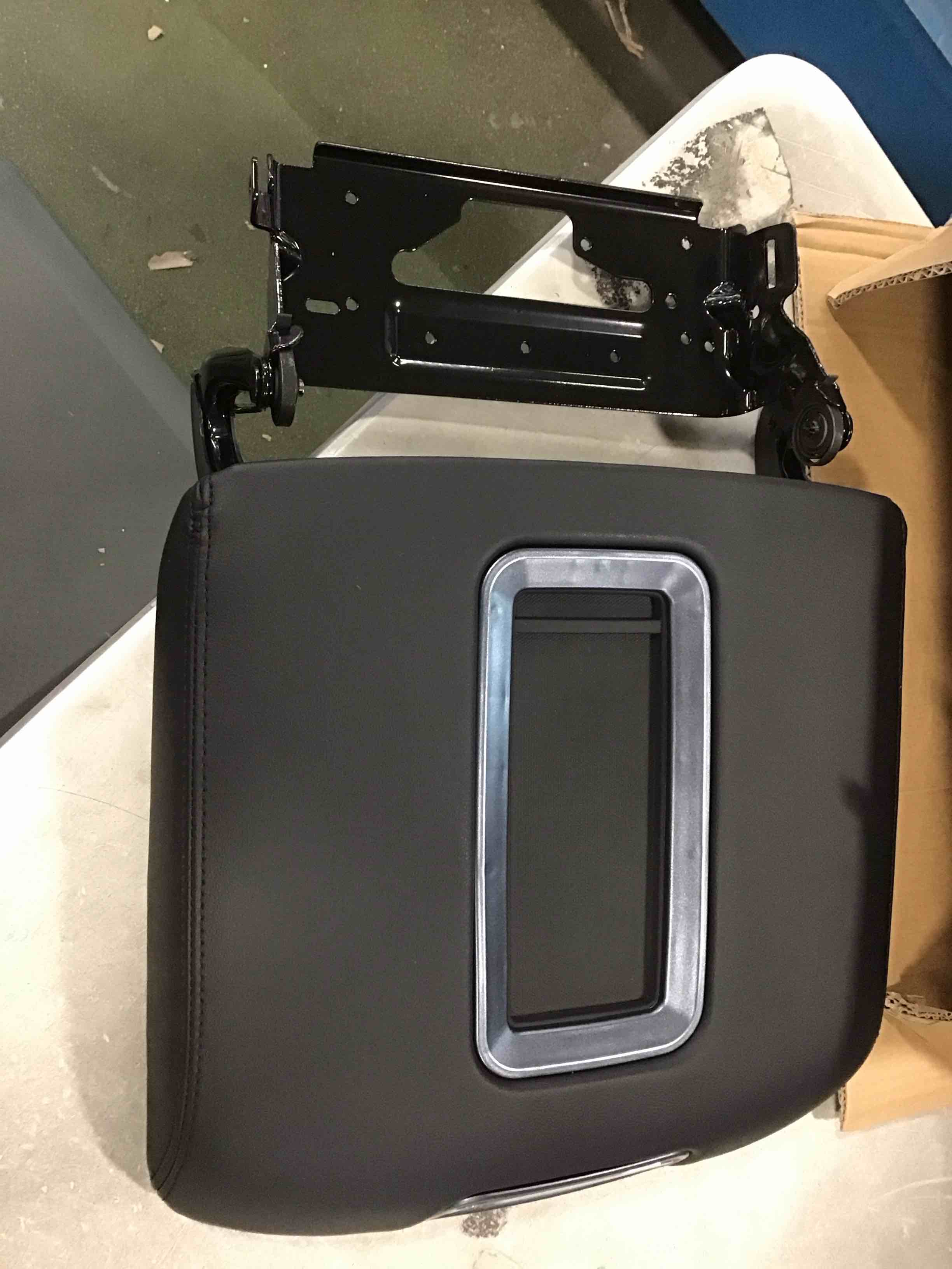 https://s3.amazonaws.com/lotting-images-prod/bidfta/BLU5986832_1710956177715.jpeg