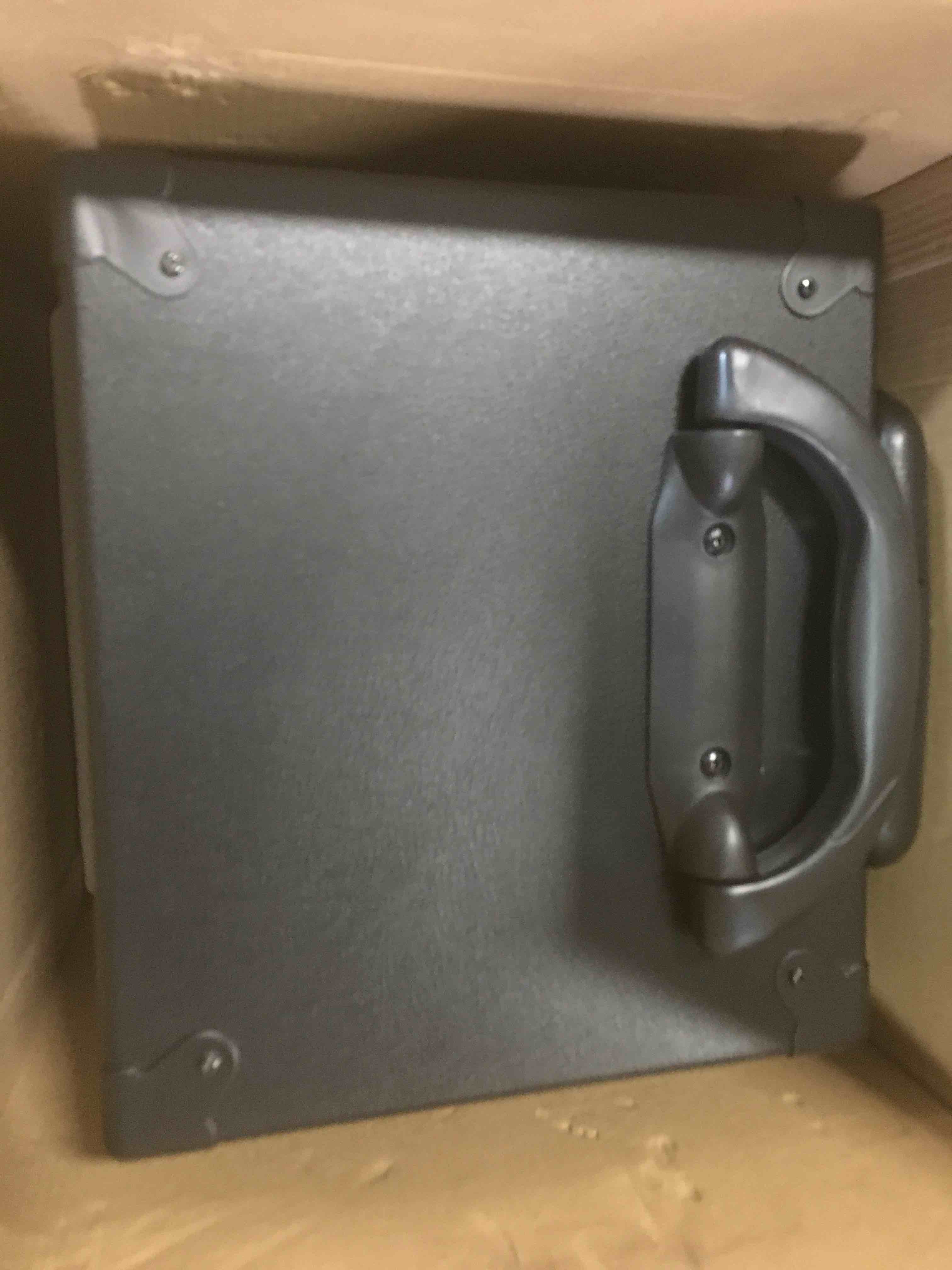 https://s3.amazonaws.com/lotting-images-prod/bidfta/BLU5987347_1708531925929.jpeg