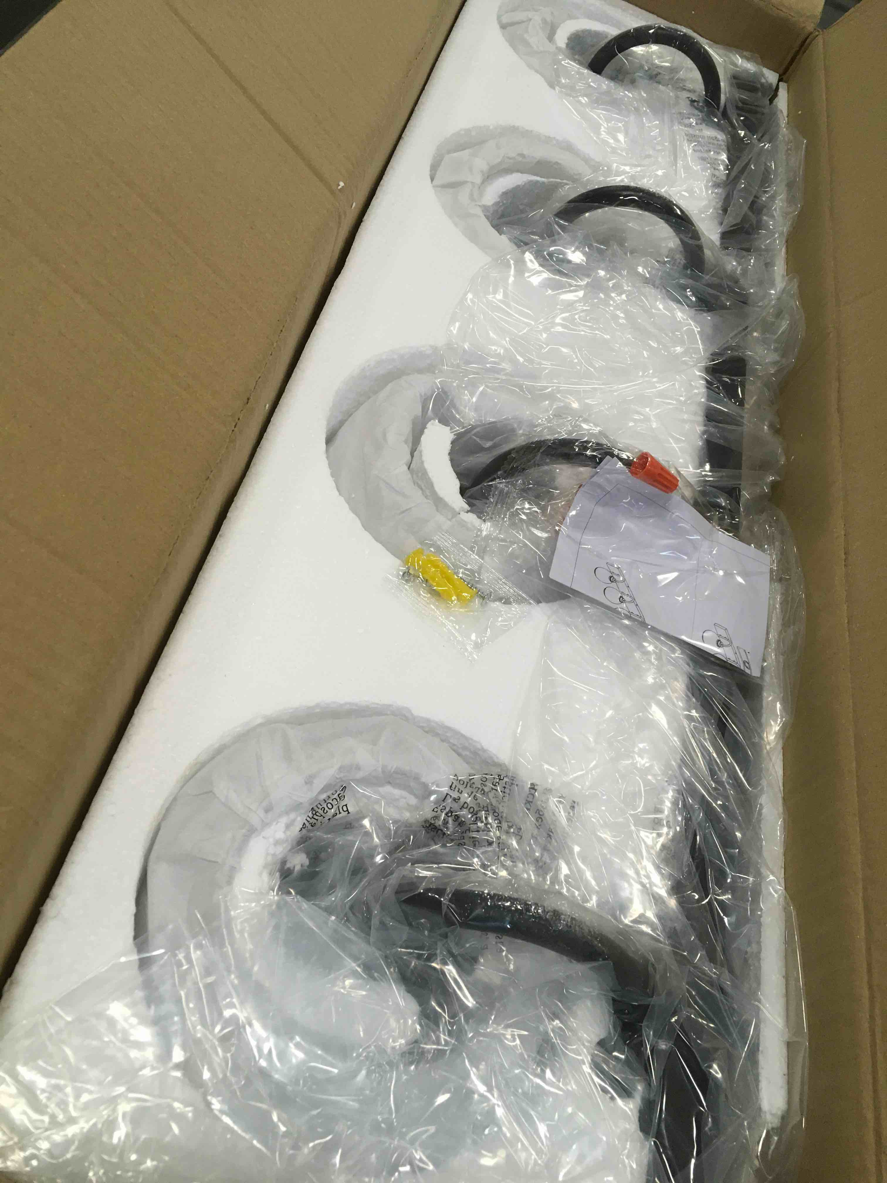 https://s3.amazonaws.com/lotting-images-prod/bidfta/BLU5988257_1708951582701.jpeg