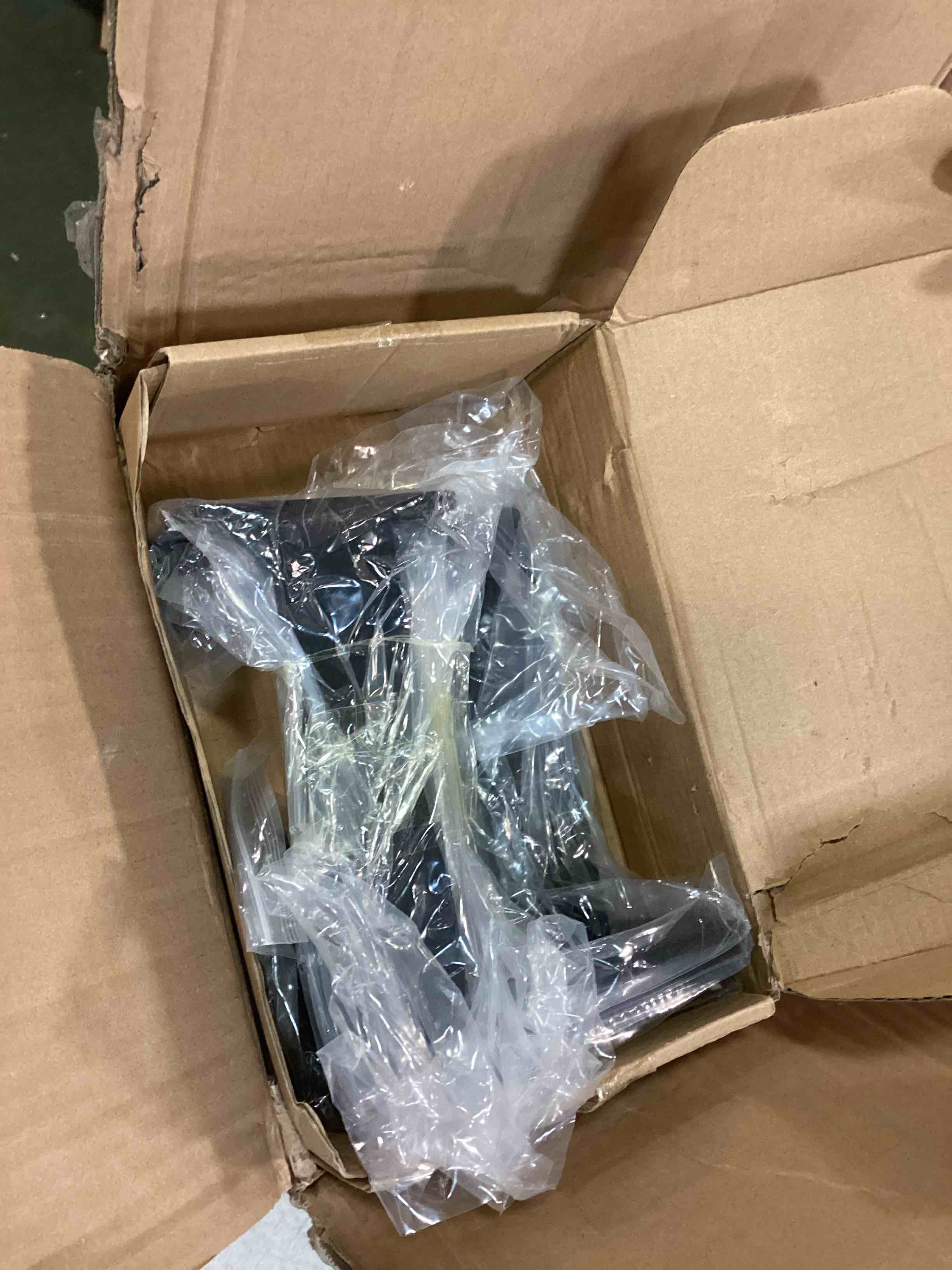 https://s3.amazonaws.com/lotting-images-prod/bidfta/BLU5989913_1709904181478.jpeg
