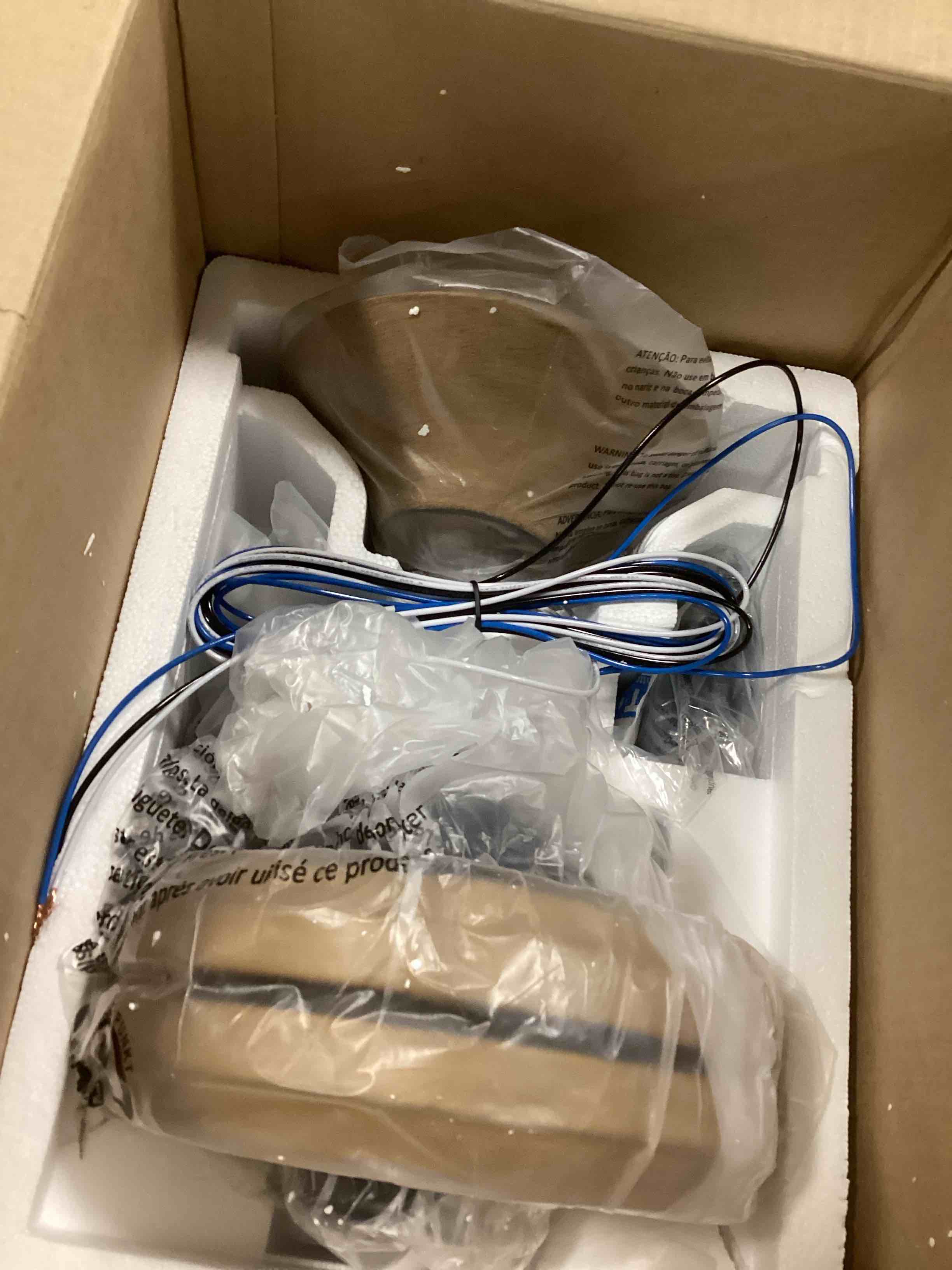 https://s3.amazonaws.com/lotting-images-prod/bidfta/BLU5995394_1708950796105.jpeg