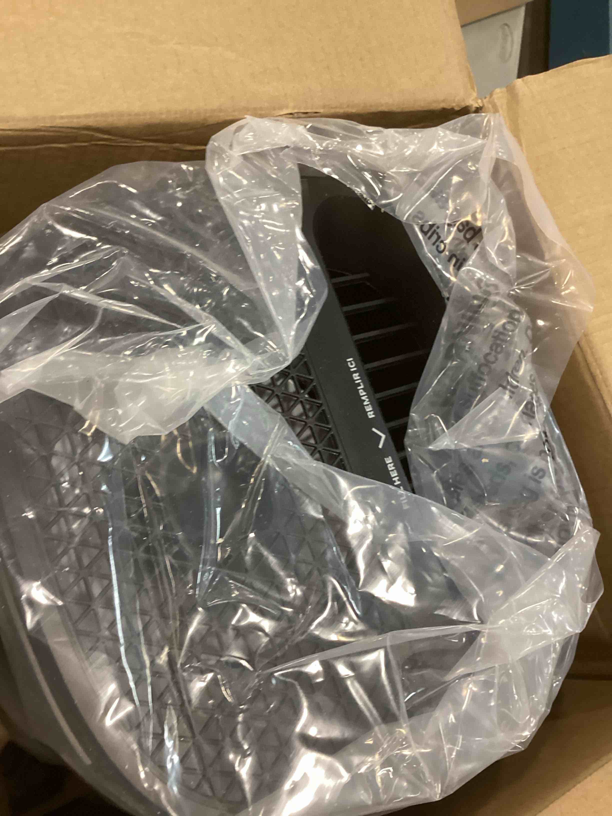 https://s3.amazonaws.com/lotting-images-prod/bidfta/BLU5995928_1709139586316.jpeg