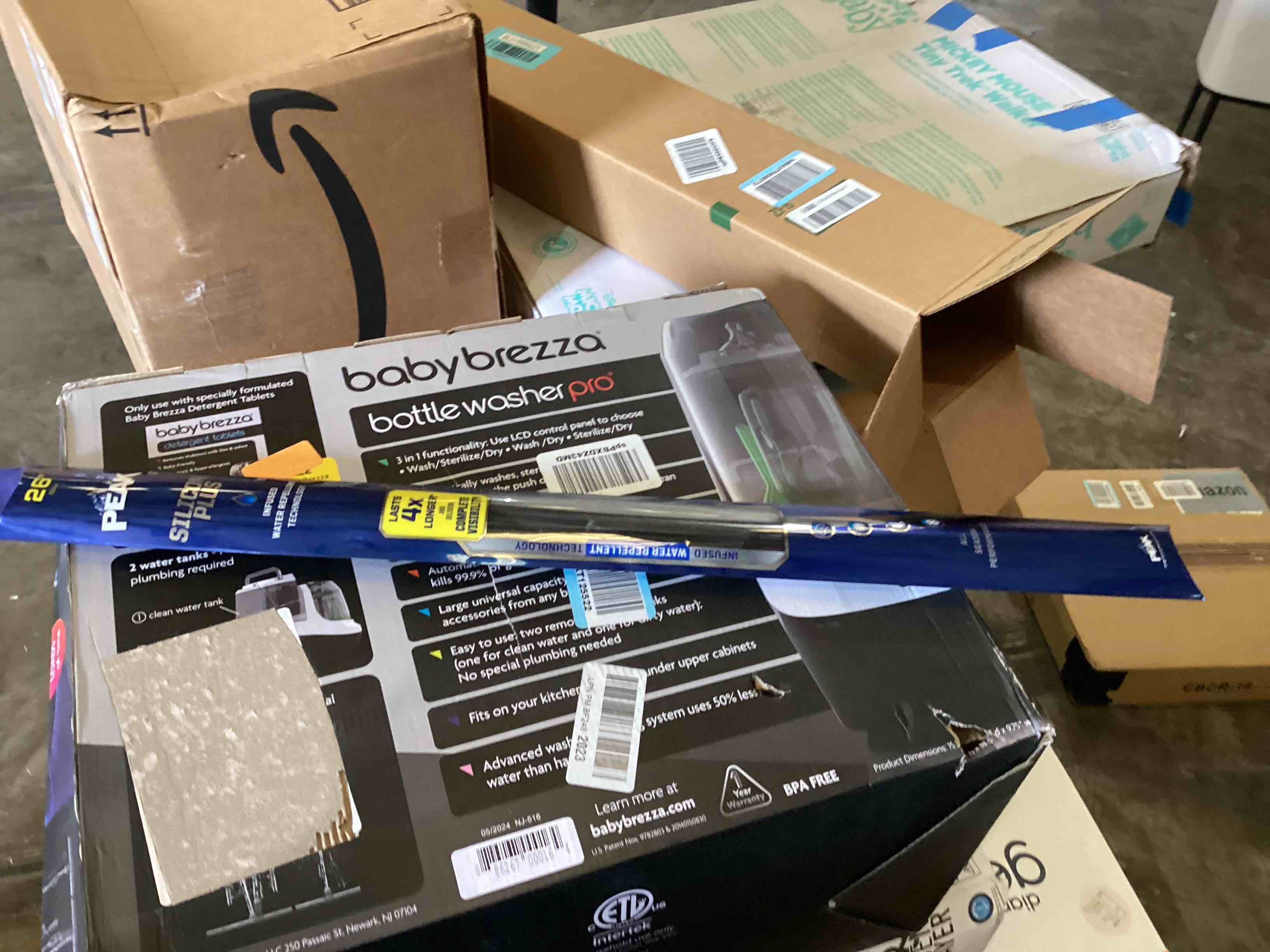 https://s3.amazonaws.com/lotting-images-prod/bidfta/BLU5999221_1727113558626.jpeg