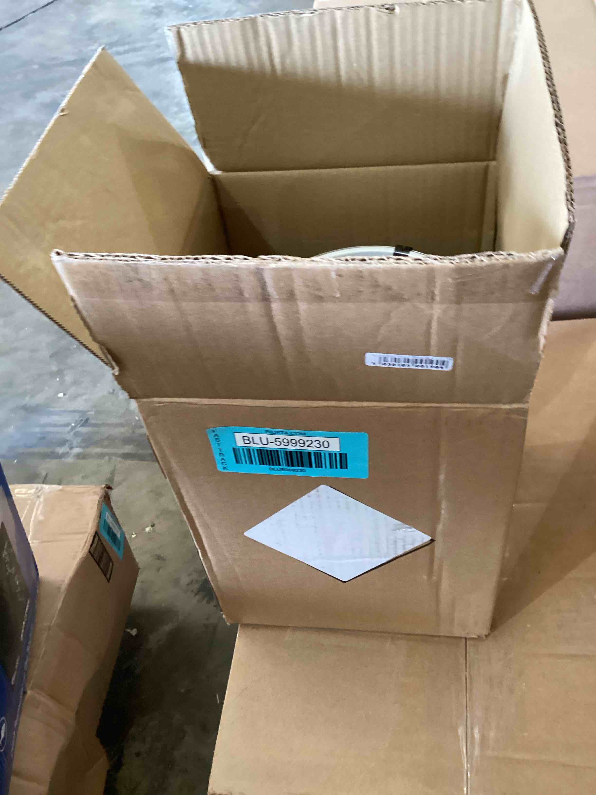 https://s3.amazonaws.com/lotting-images-prod/bidfta/BLU5999230_1727116624674.jpeg