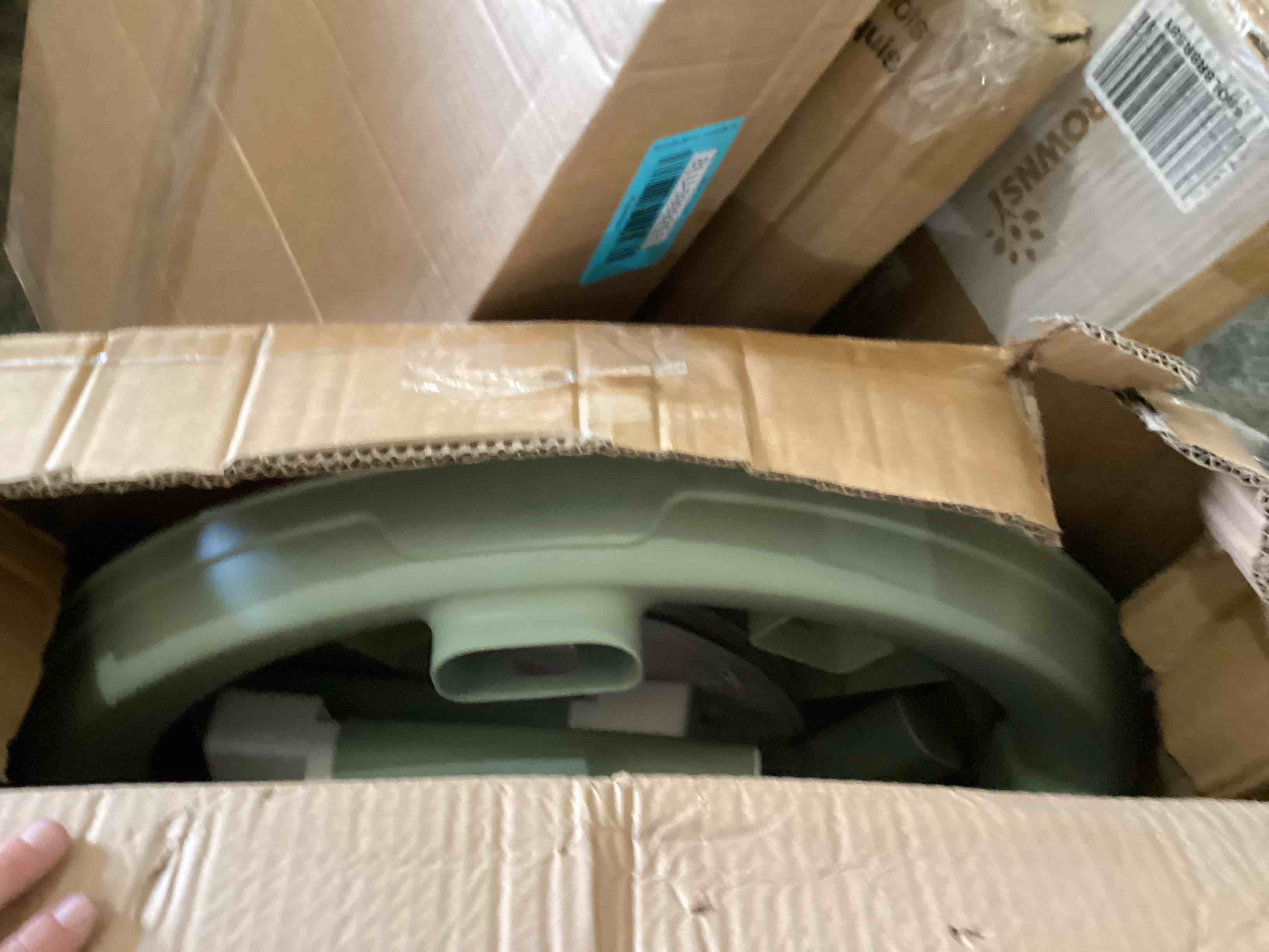 https://s3.amazonaws.com/lotting-images-prod/bidfta/BLU5999259_1727119238215.jpeg