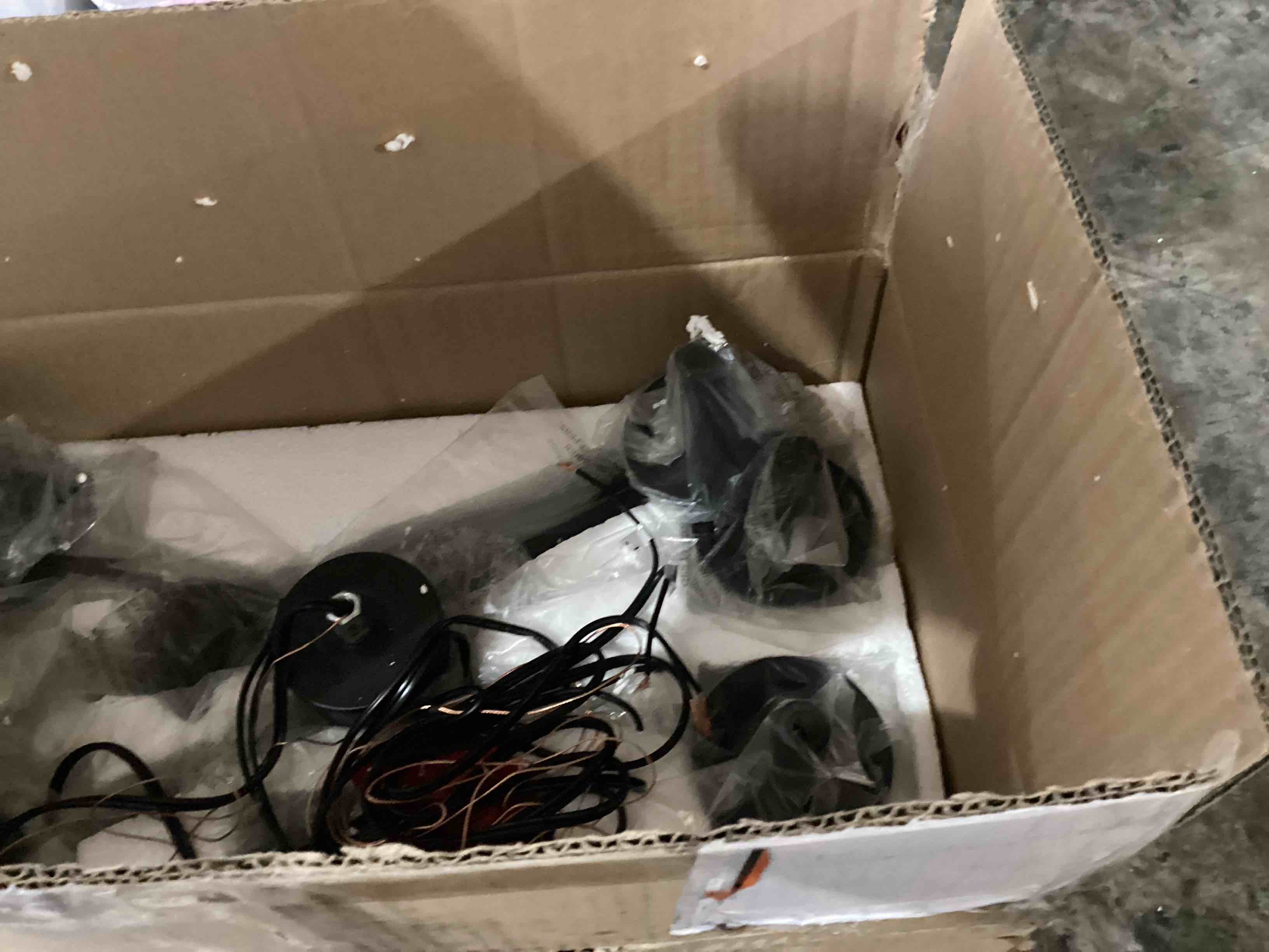 https://s3.amazonaws.com/lotting-images-prod/bidfta/BLU5999721_1727698363370.jpeg