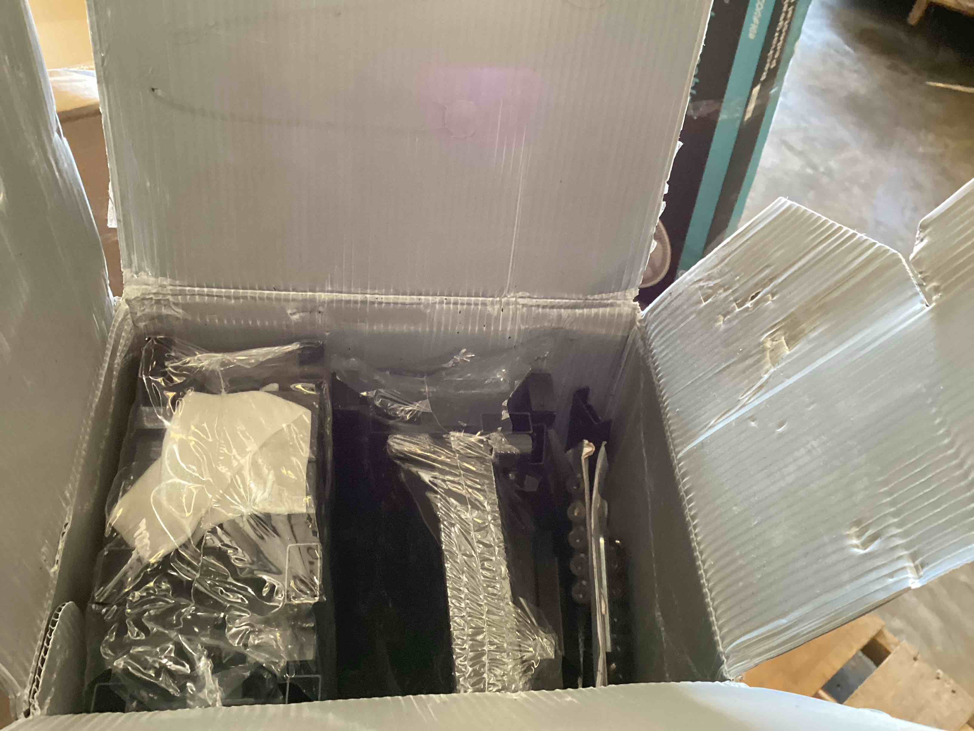 https://s3.amazonaws.com/lotting-images-prod/bidfta/BLU6000243_1728053131338.jpeg