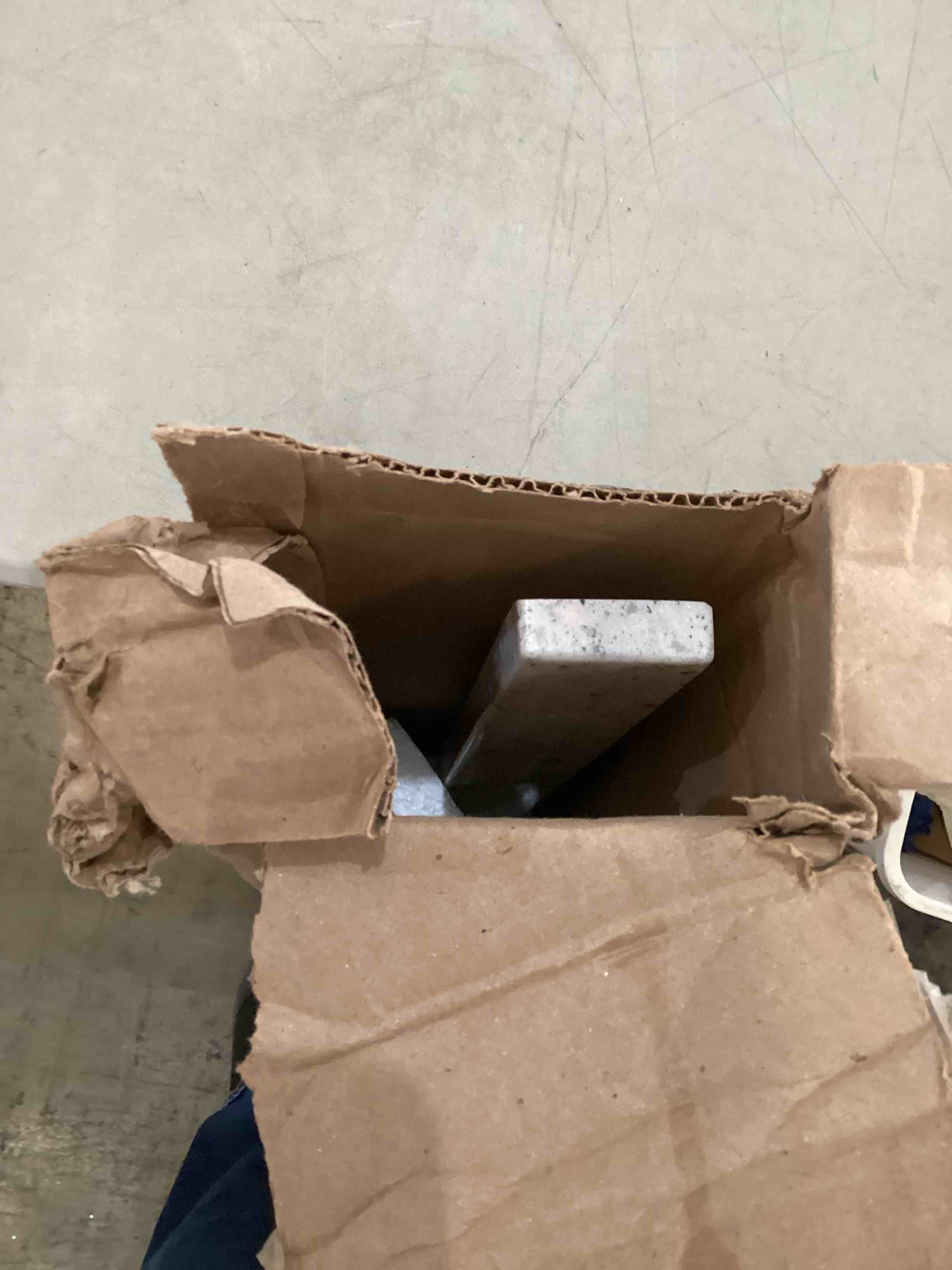 https://s3.amazonaws.com/lotting-images-prod/bidfta/BLU6004535_1718196944551.jpeg