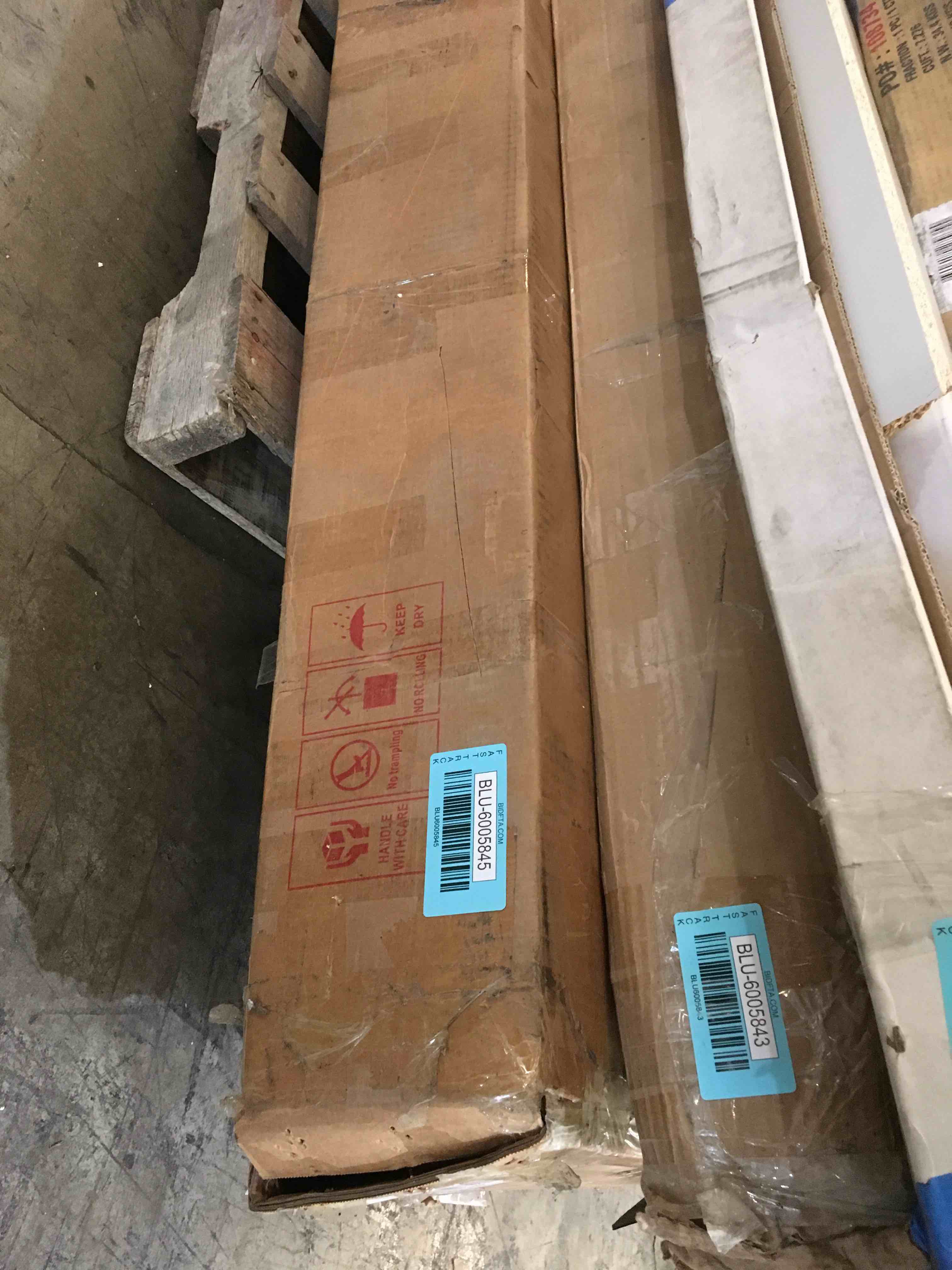 https://s3.amazonaws.com/lotting-images-prod/bidfta/BLU6005845_1718636711907.jpeg
