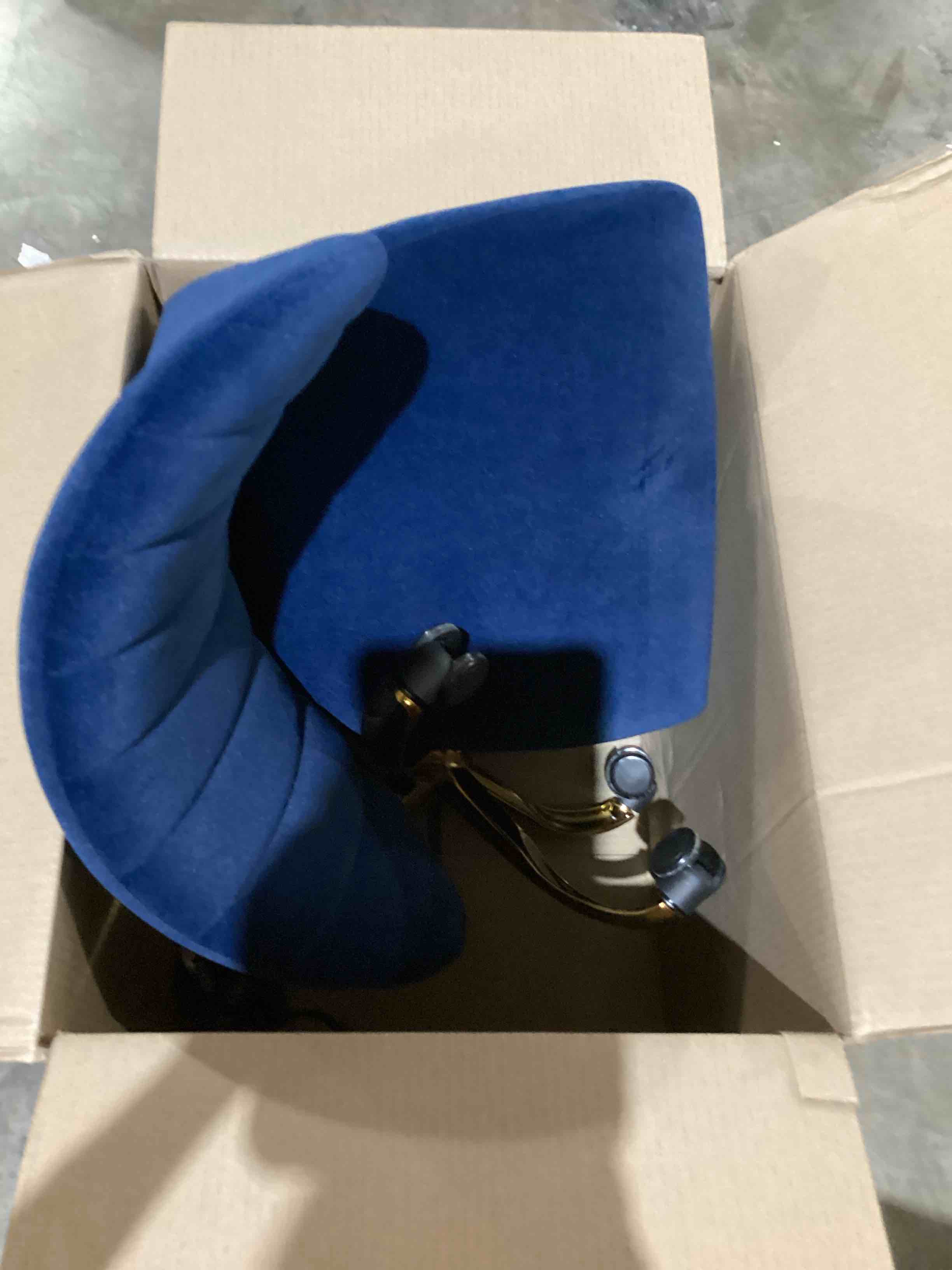 https://s3.amazonaws.com/lotting-images-prod/bidfta/BLU6007503_1723820618423.jpeg