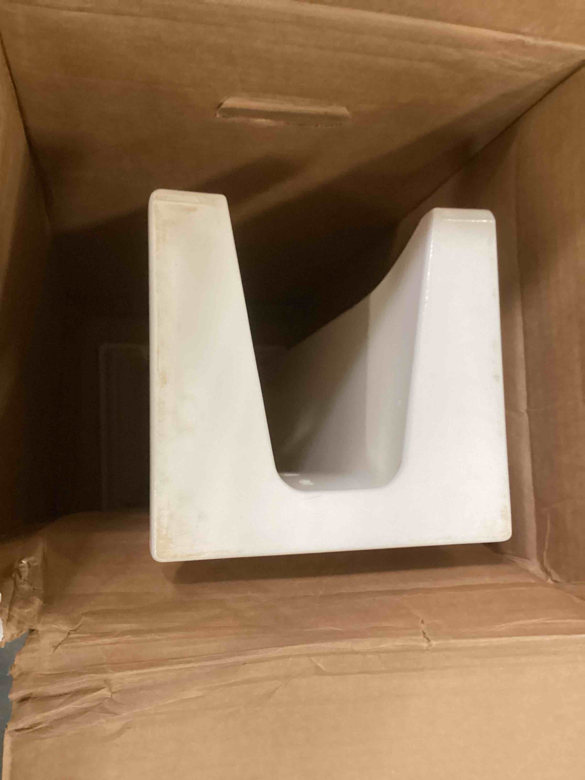 https://s3.amazonaws.com/lotting-images-prod/bidfta/BLU6011993_1708533794645.jpeg