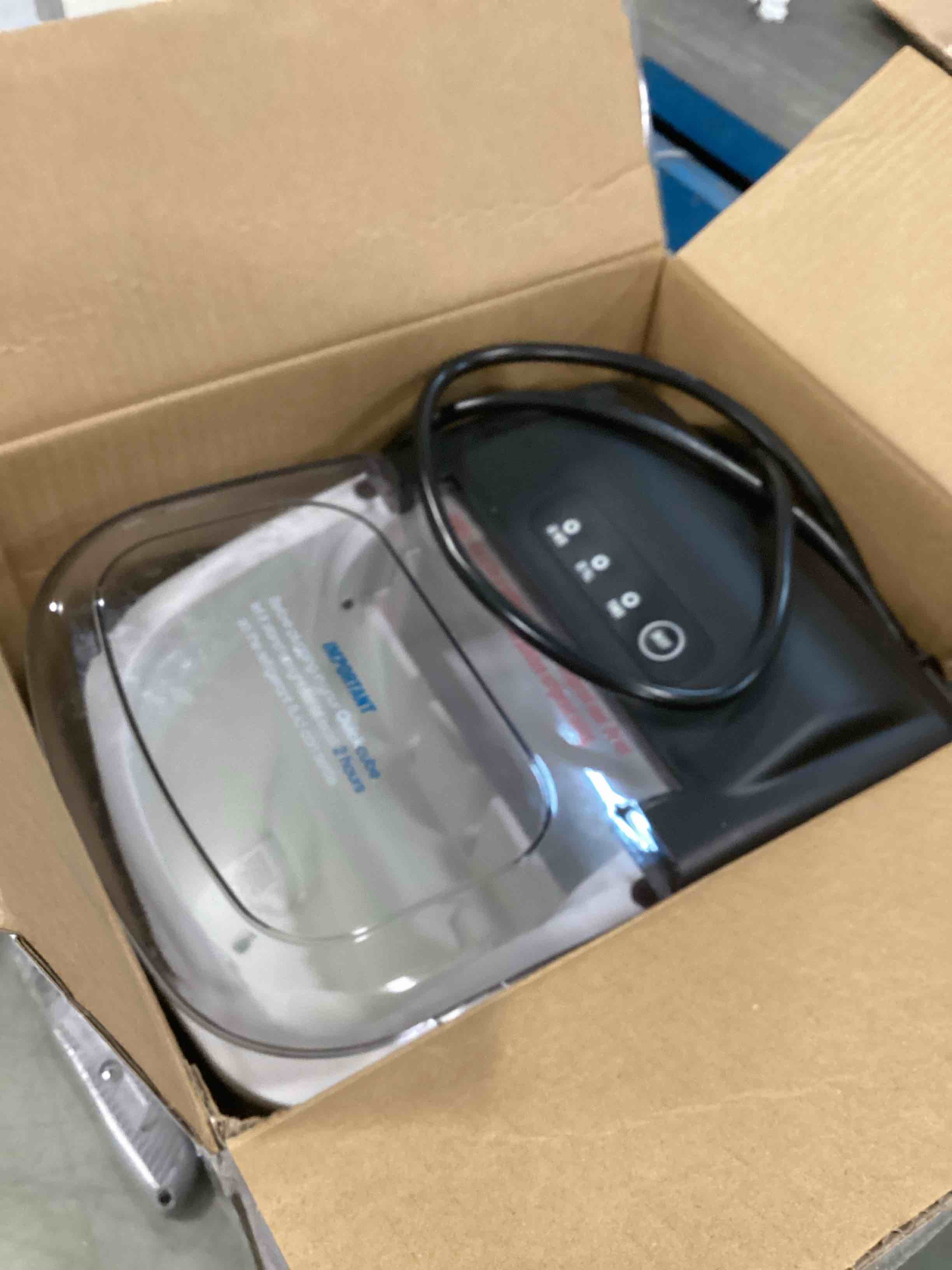 https://s3.amazonaws.com/lotting-images-prod/bidfta/BLU6012511_1708610082463.jpeg