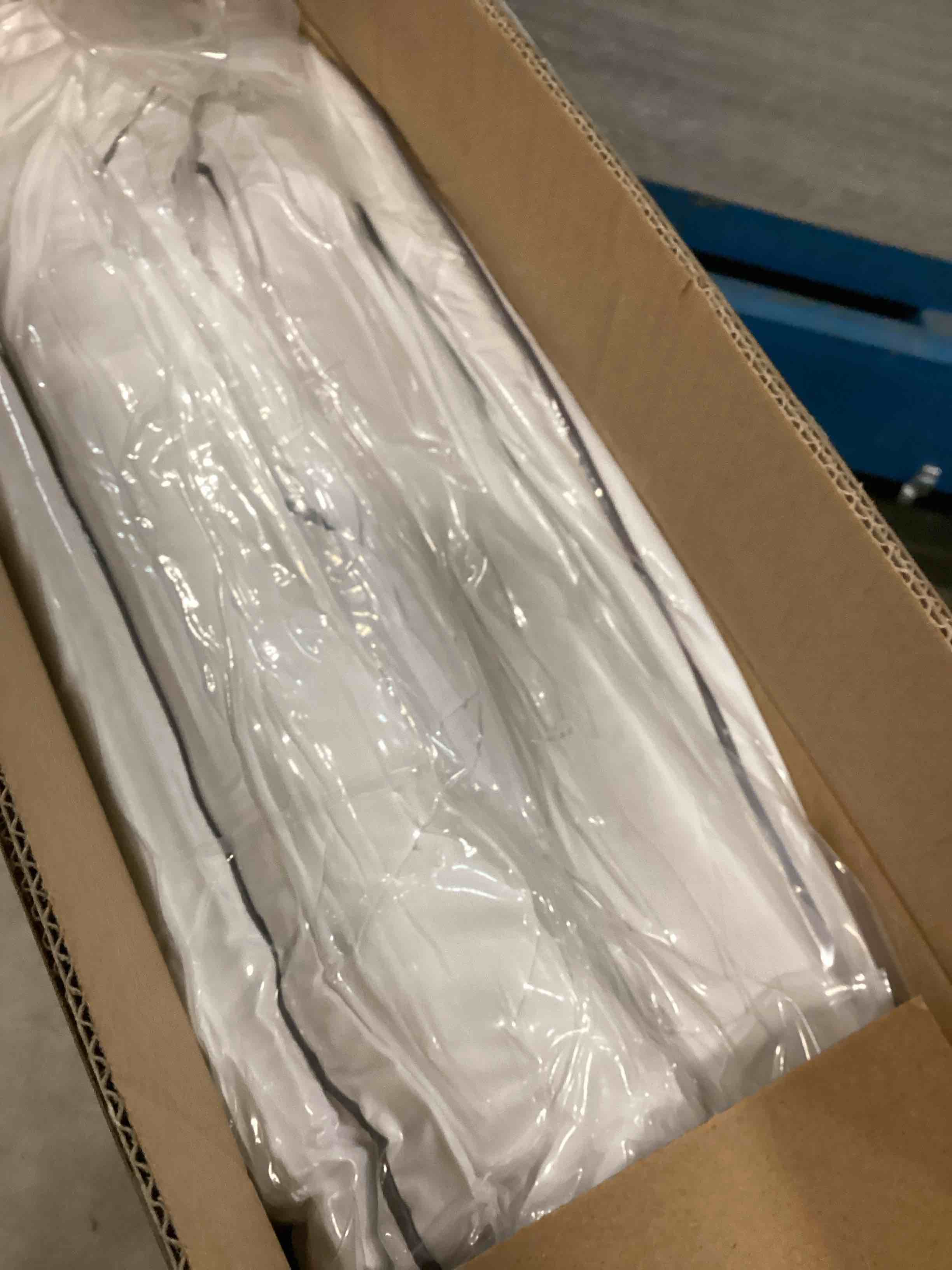 https://s3.amazonaws.com/lotting-images-prod/bidfta/BLU6012814_1708696034902.jpeg