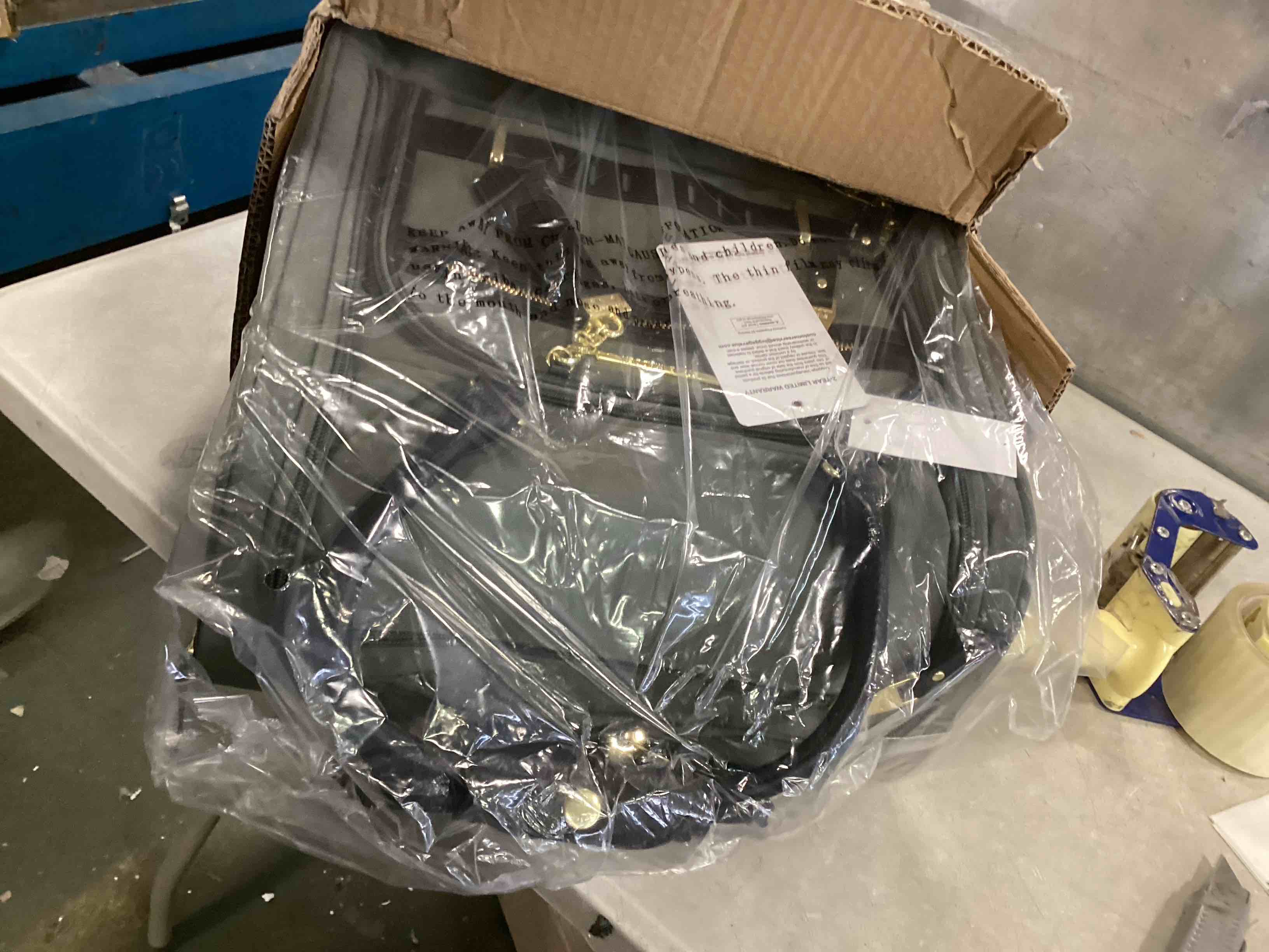 https://s3.amazonaws.com/lotting-images-prod/bidfta/BLU6013090_1708721793658.jpeg