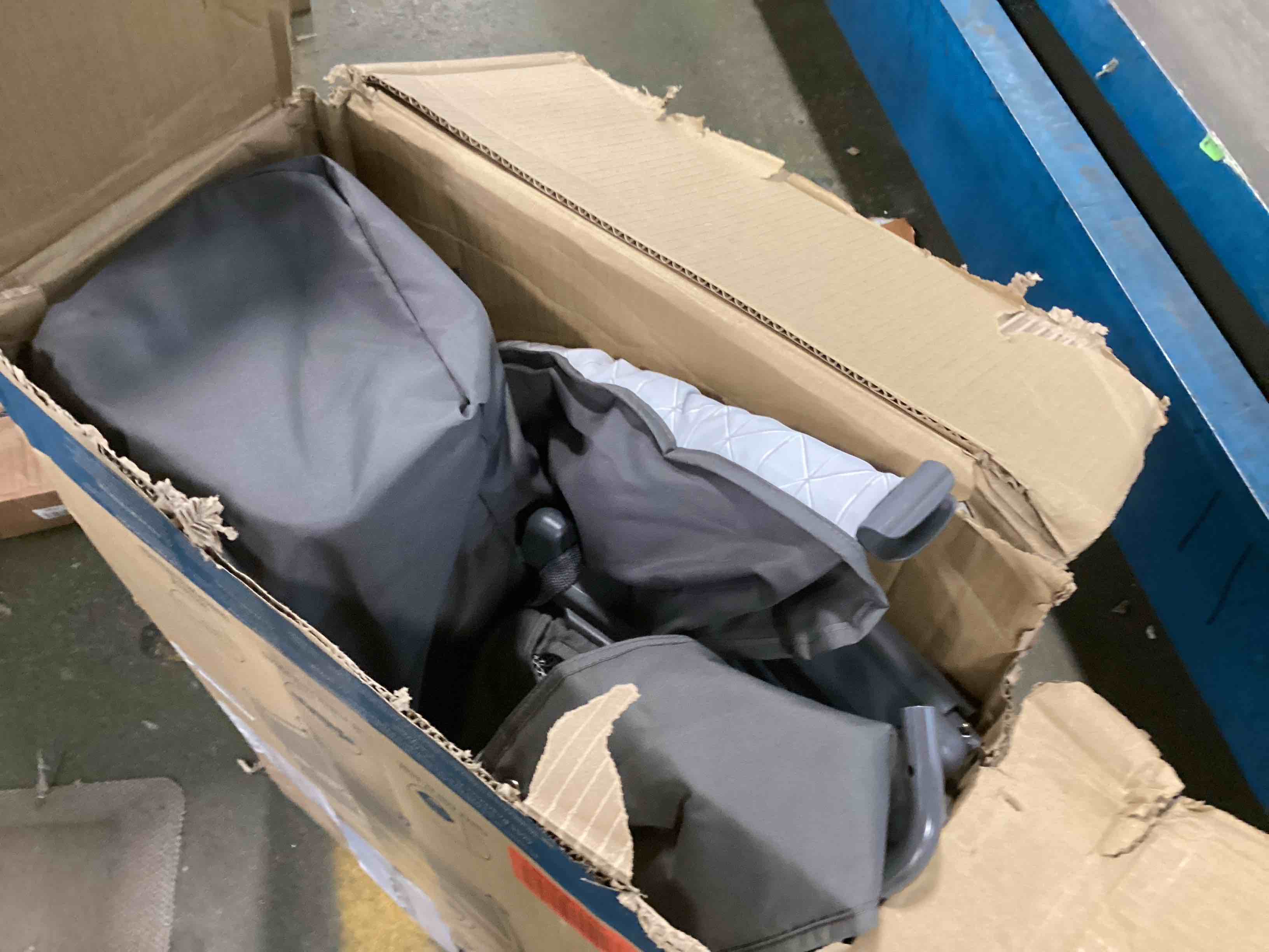 https://s3.amazonaws.com/lotting-images-prod/bidfta/BLU6013641_1708975810317.jpeg