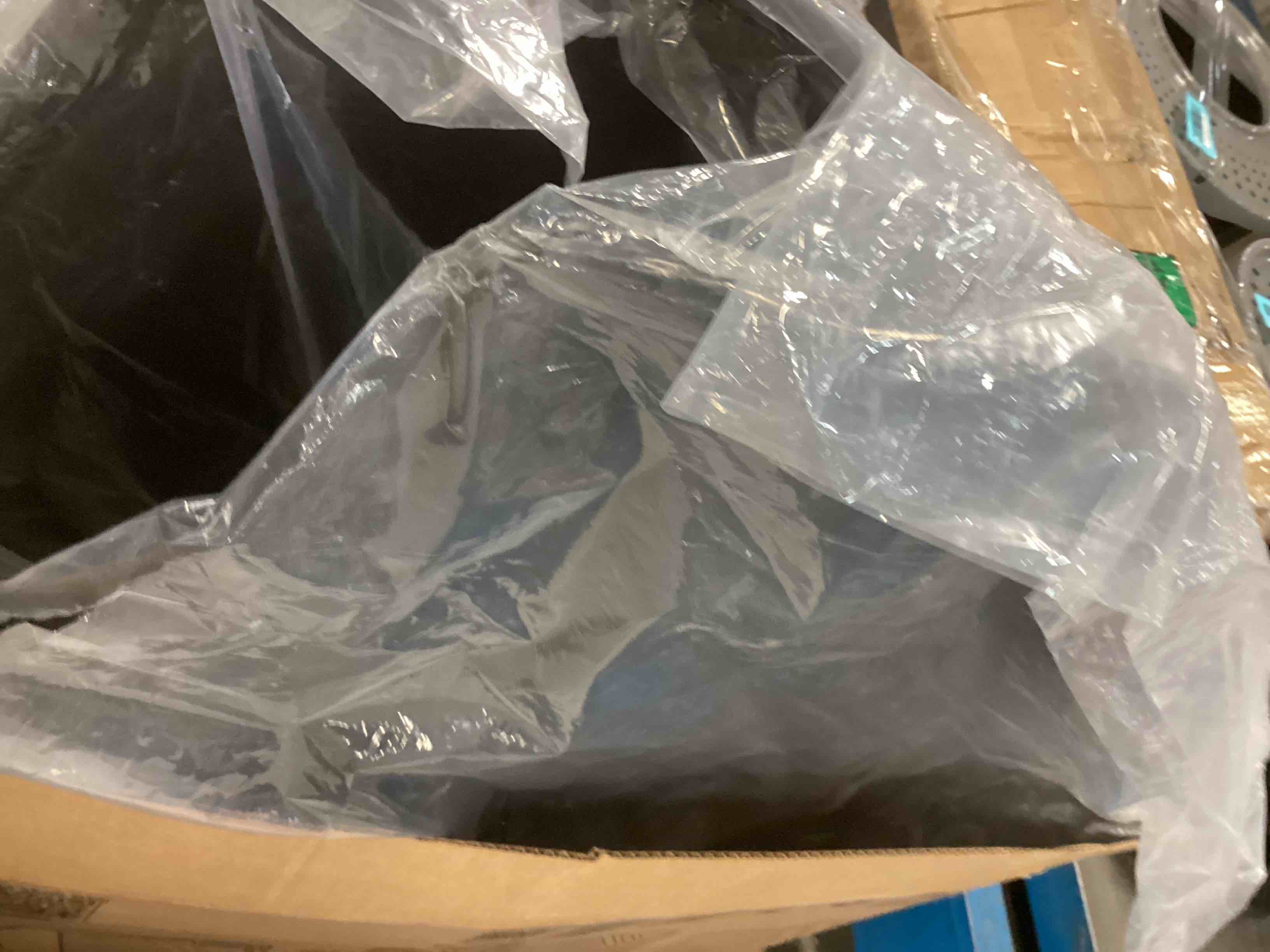 https://s3.amazonaws.com/lotting-images-prod/bidfta/BLU6013828_1709045795721.jpeg