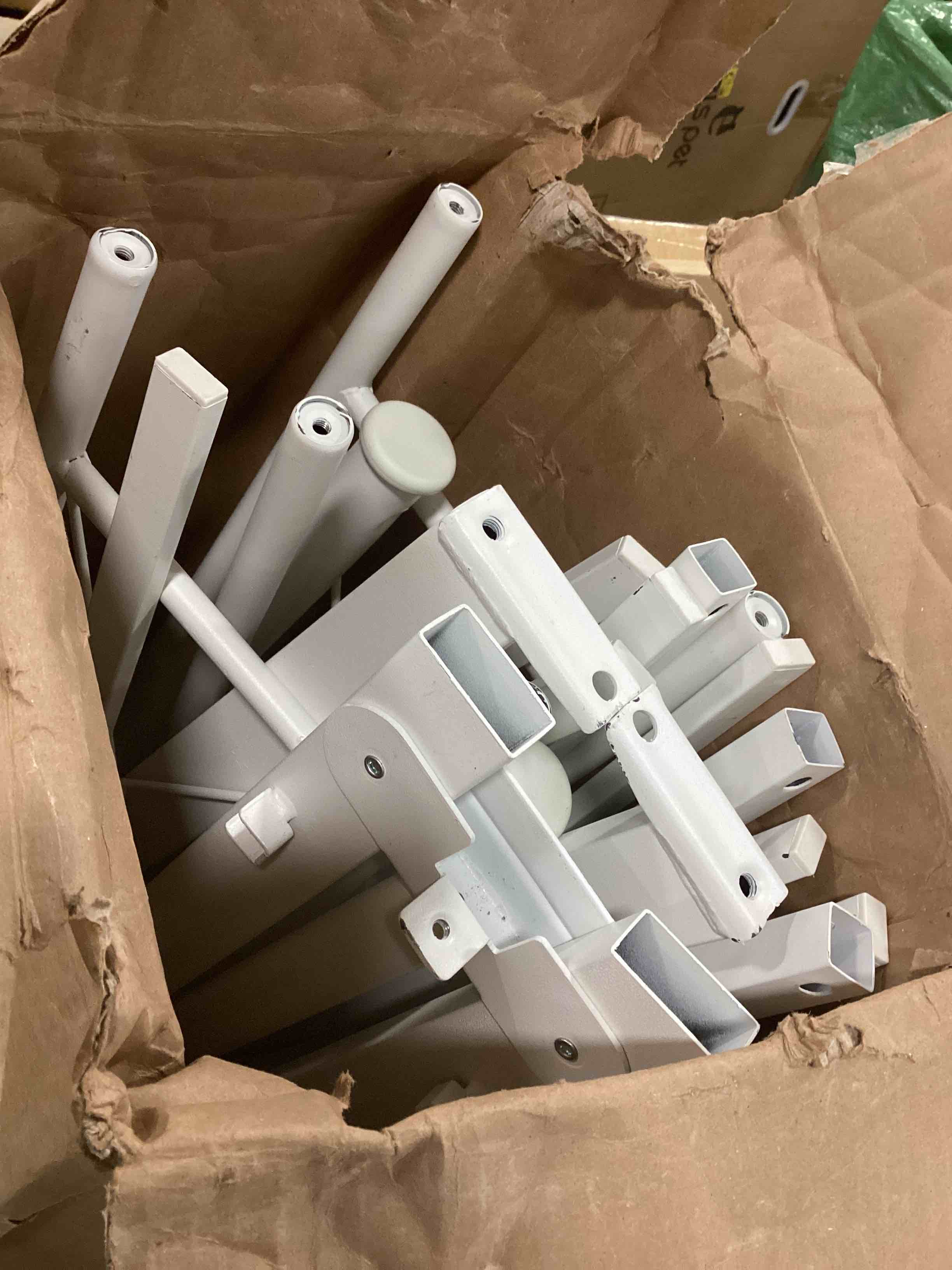 https://s3.amazonaws.com/lotting-images-prod/bidfta/BLU6017493_1708546837910.jpeg