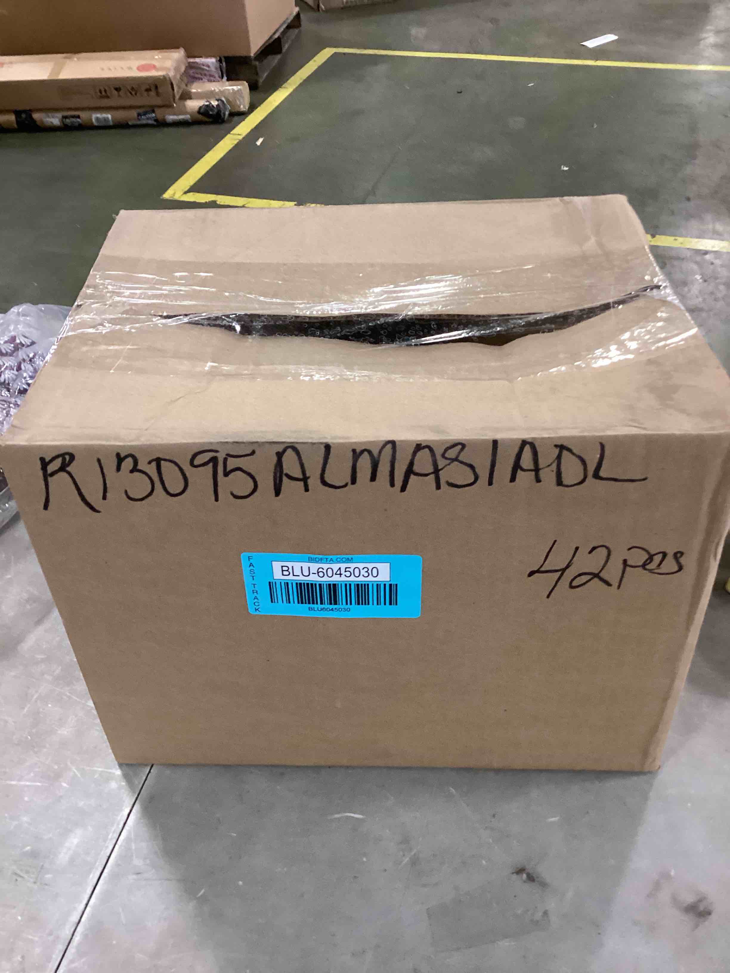 https://s3.amazonaws.com/lotting-images-prod/bidfta/BLU6045030_1709655393884.jpeg
