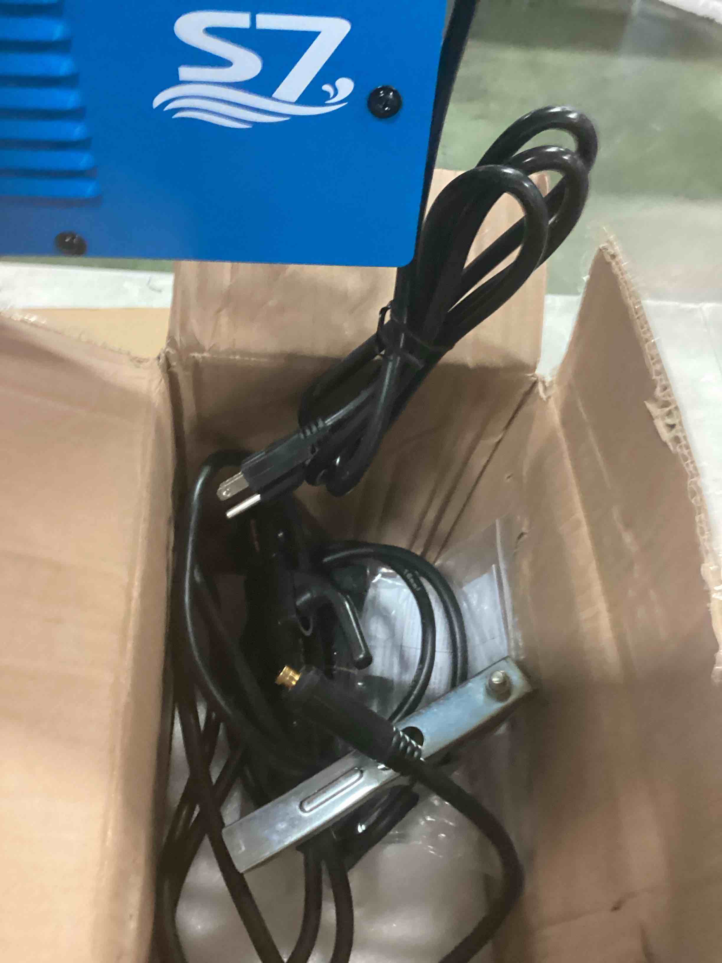 https://s3.amazonaws.com/lotting-images-prod/bidfta/BLU6050657_1709750420077.jpeg