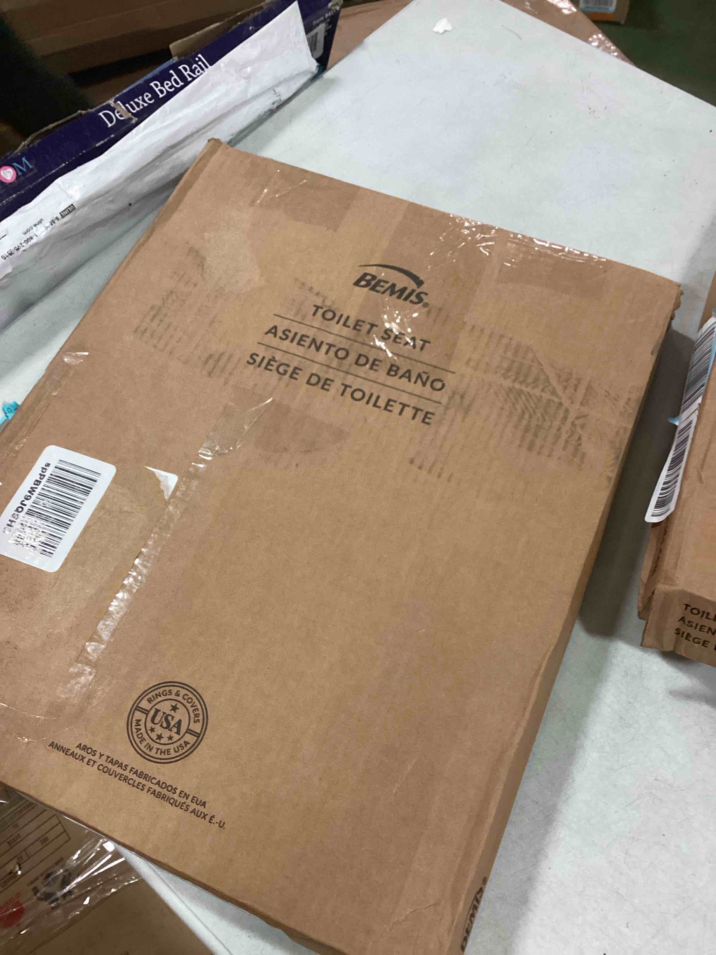 Miscellaneous toilet seats sizes and styles May vary 