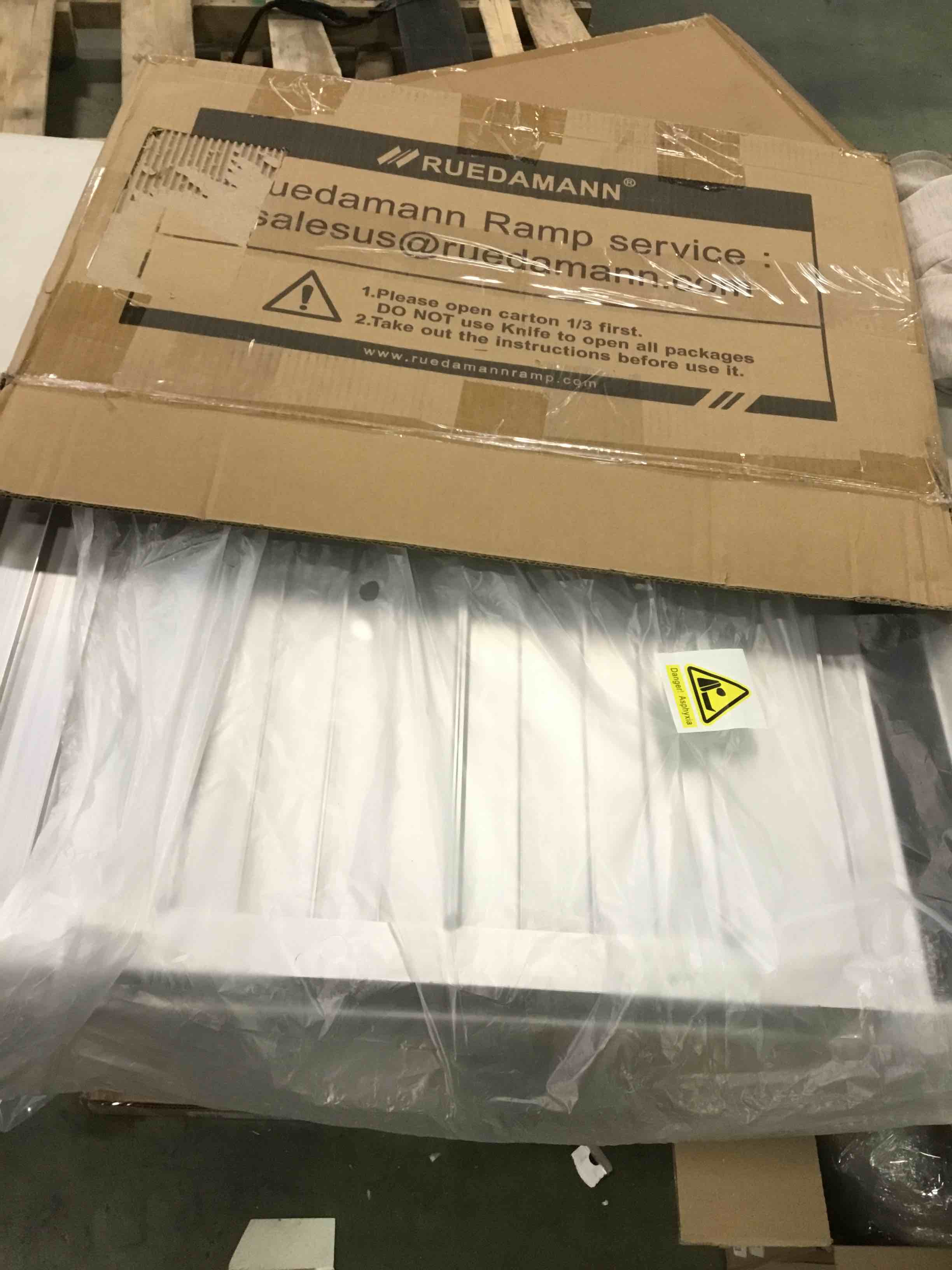 https://s3.amazonaws.com/lotting-images-prod/bidfta/BLU6053760_1710179282793.jpeg