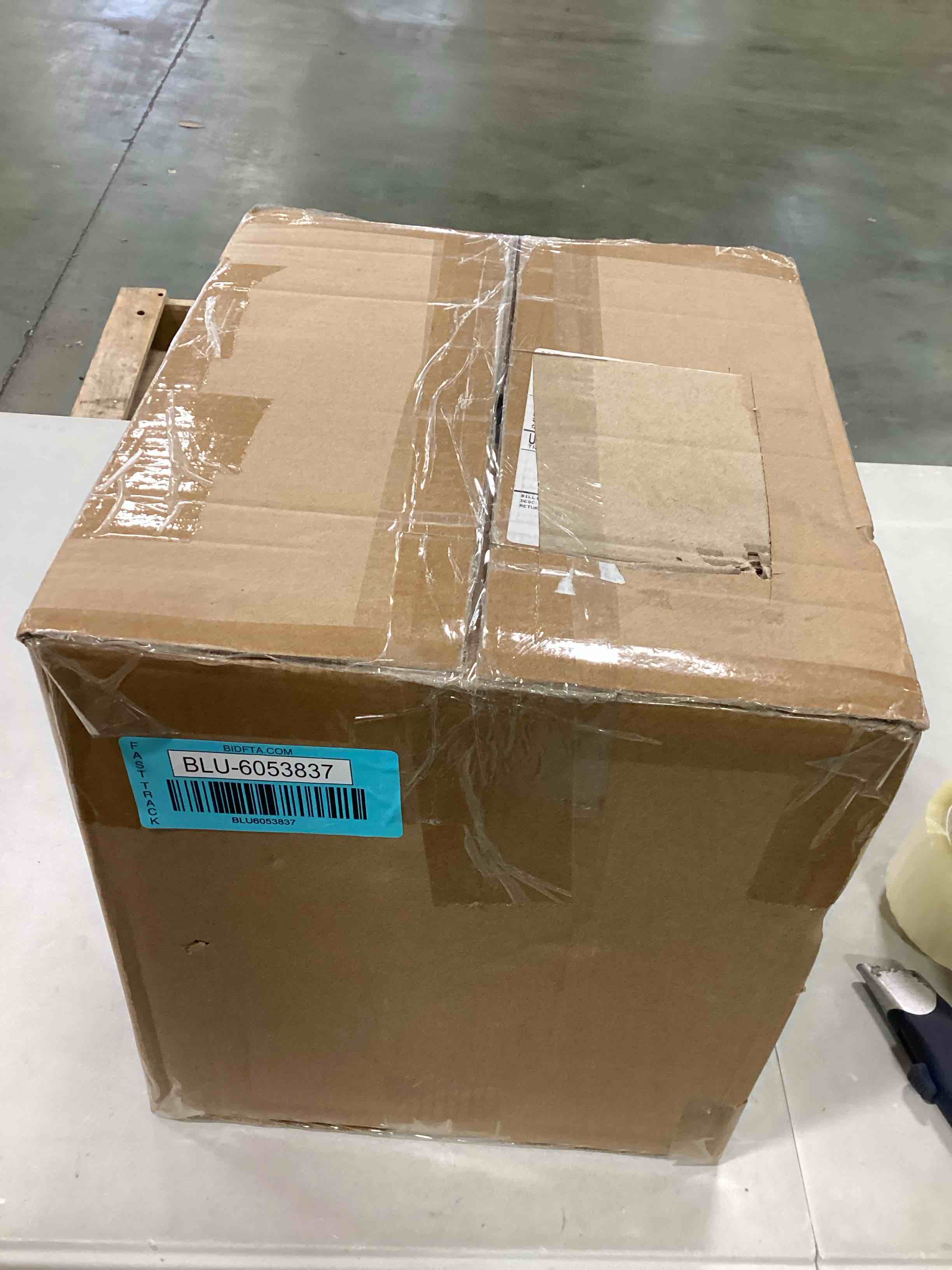 https://s3.amazonaws.com/lotting-images-prod/bidfta/BLU6053837_1710254510343.jpeg