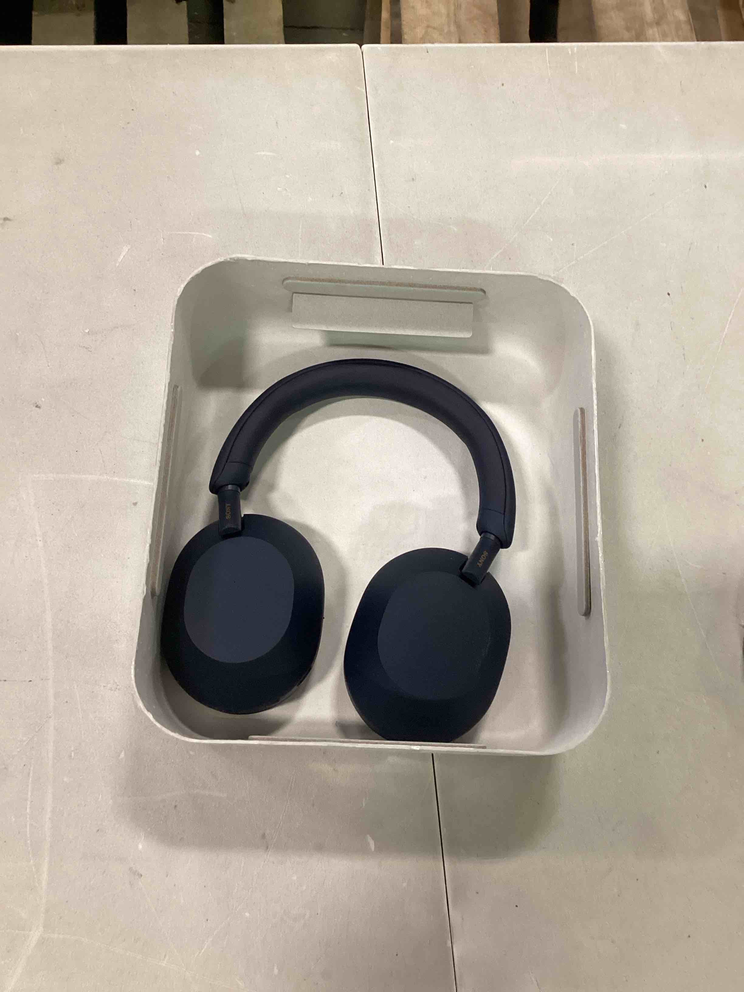 https://s3.amazonaws.com/lotting-images-prod/bidfta/BLU6054030_1710354477309.jpeg
