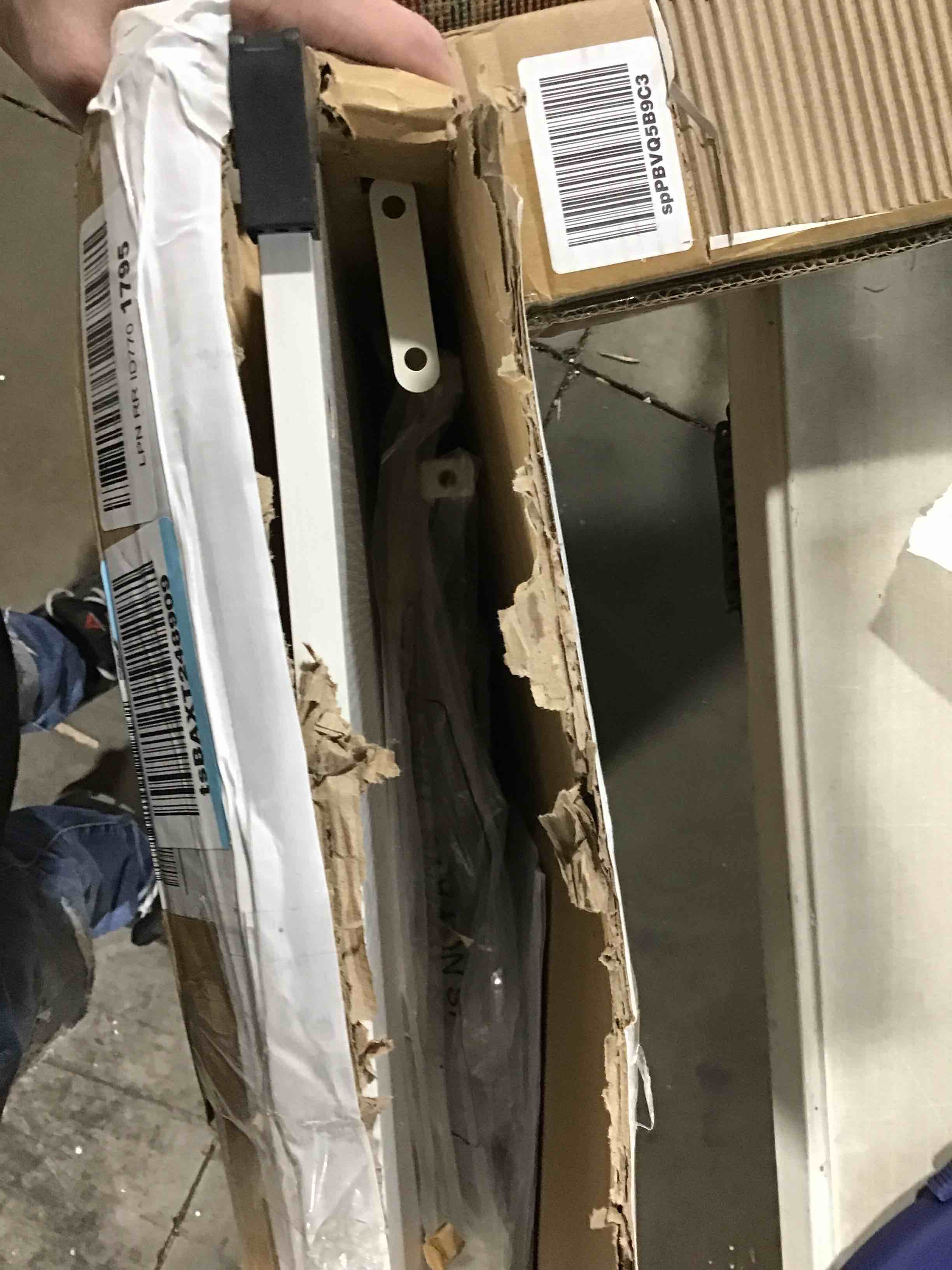 https://s3.amazonaws.com/lotting-images-prod/bidfta/BLU6060410_1710442376188.jpeg