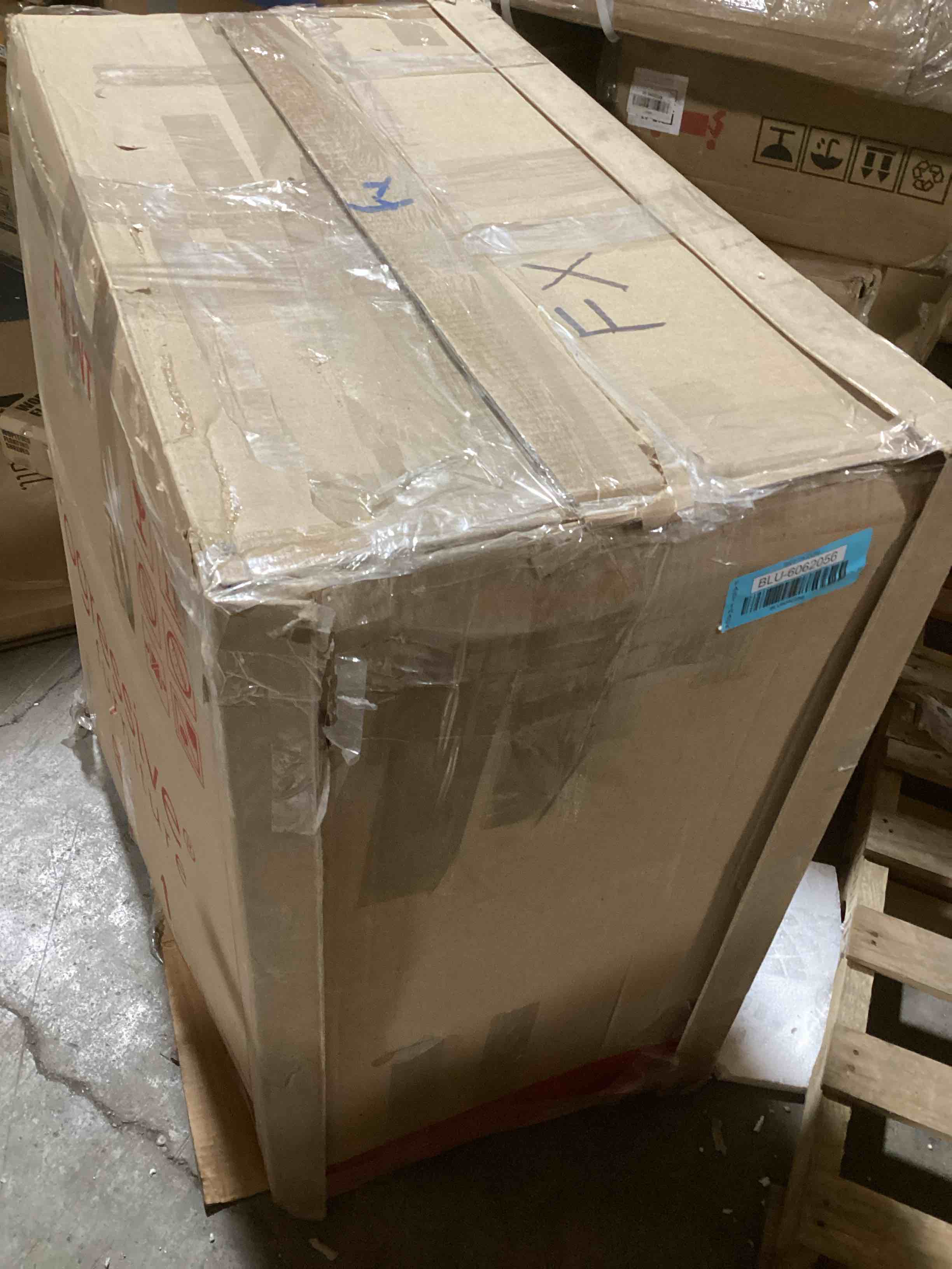 https://s3.amazonaws.com/lotting-images-prod/bidfta/BLU6062056_1707416078154.jpeg