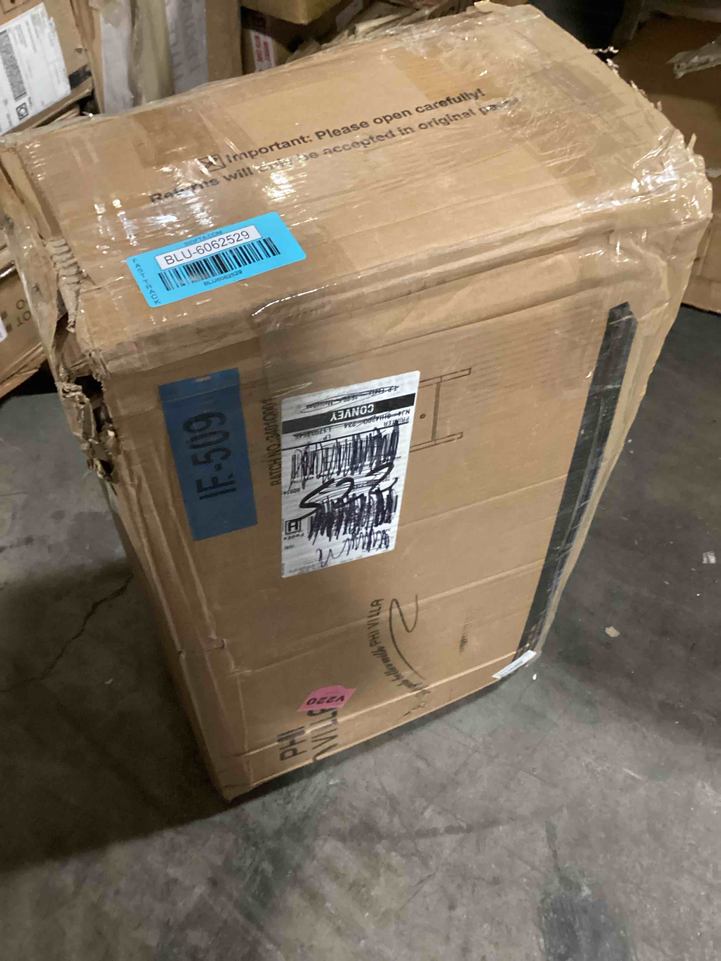 https://s3.amazonaws.com/lotting-images-prod/bidfta/BLU6062529_1708011572593.jpeg