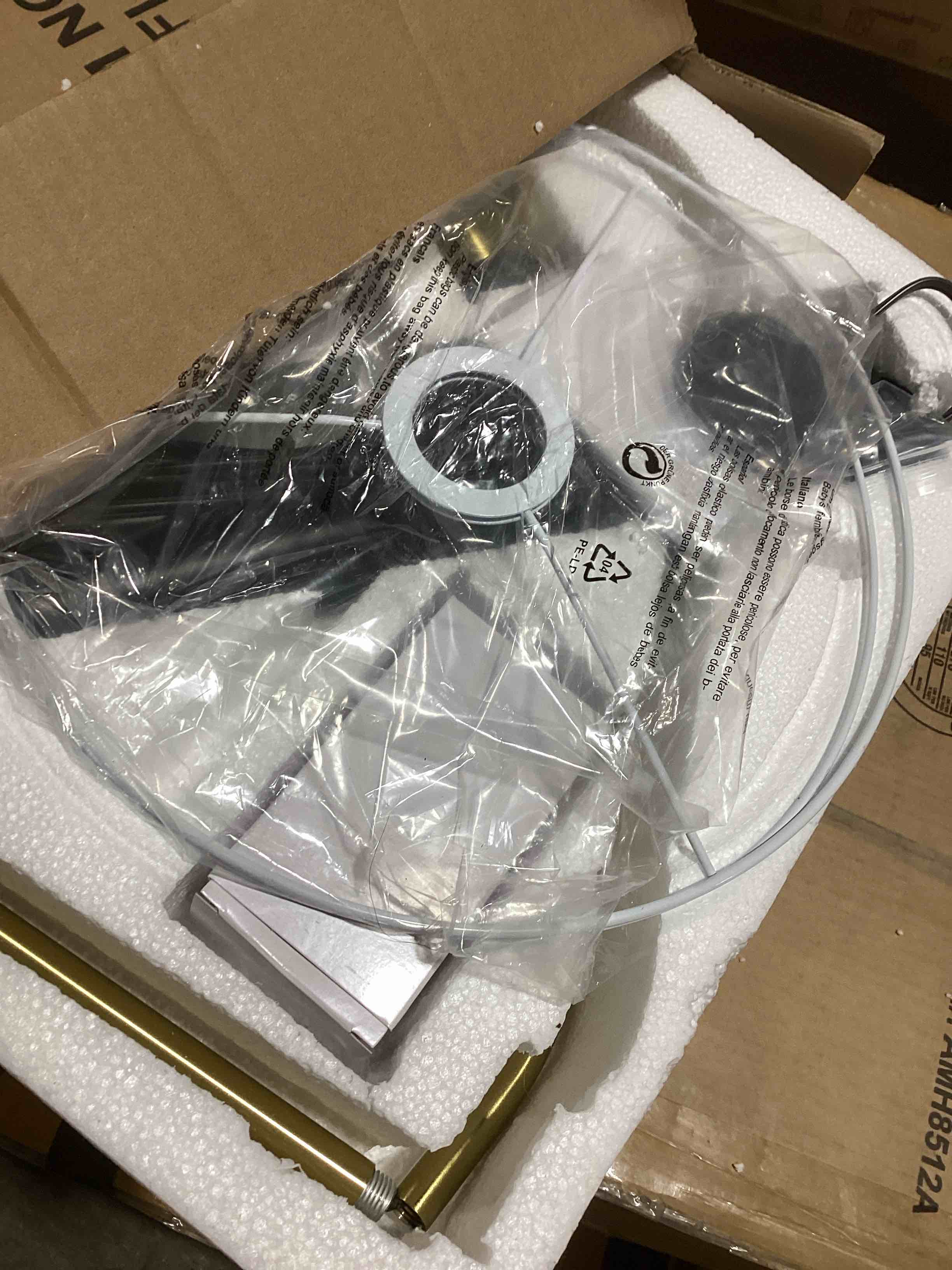 https://s3.amazonaws.com/lotting-images-prod/bidfta/BLU6063739_1708434545449.jpeg