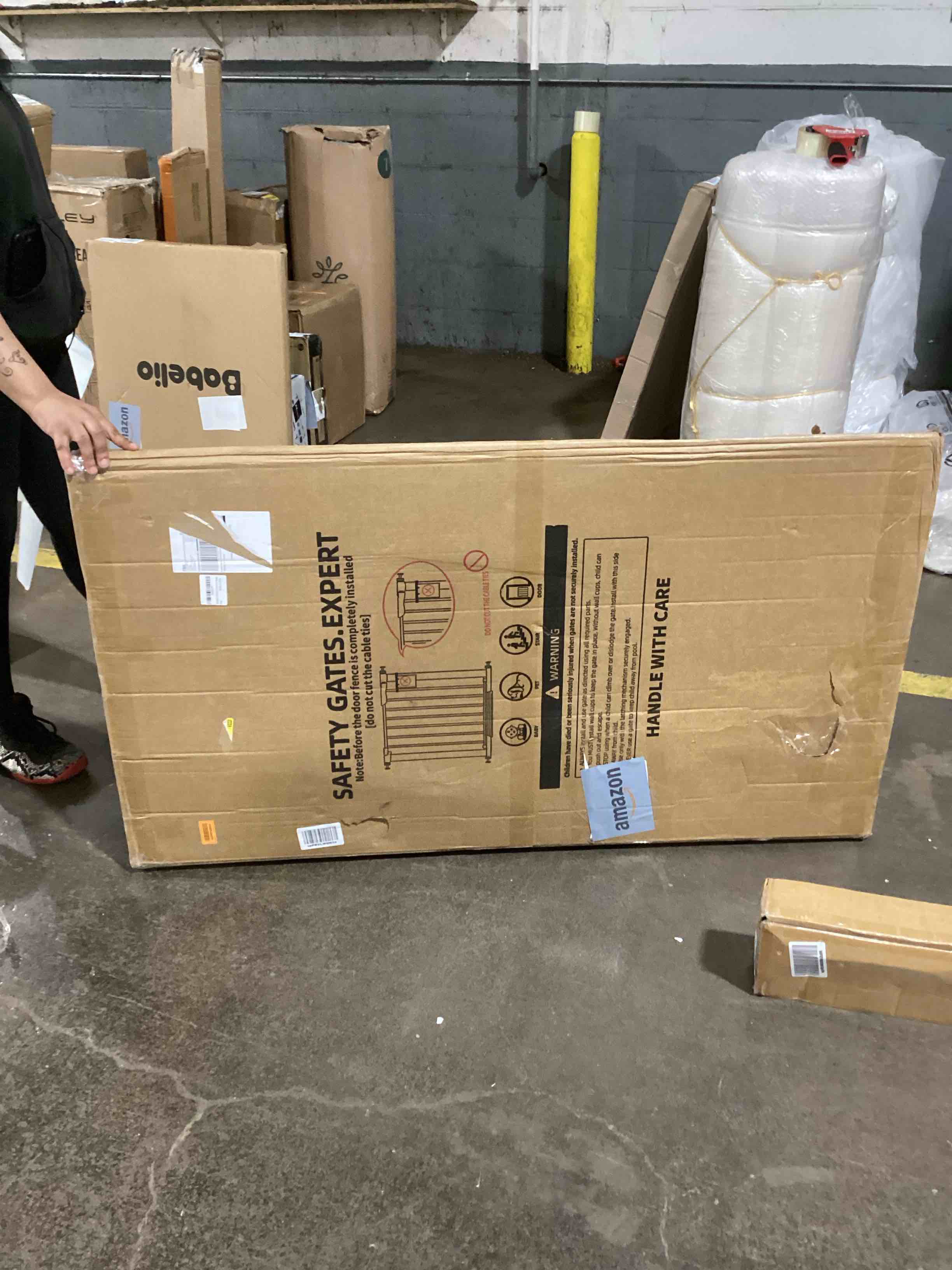 https://s3.amazonaws.com/lotting-images-prod/bidfta/BLU6078190_1710436195990.jpeg