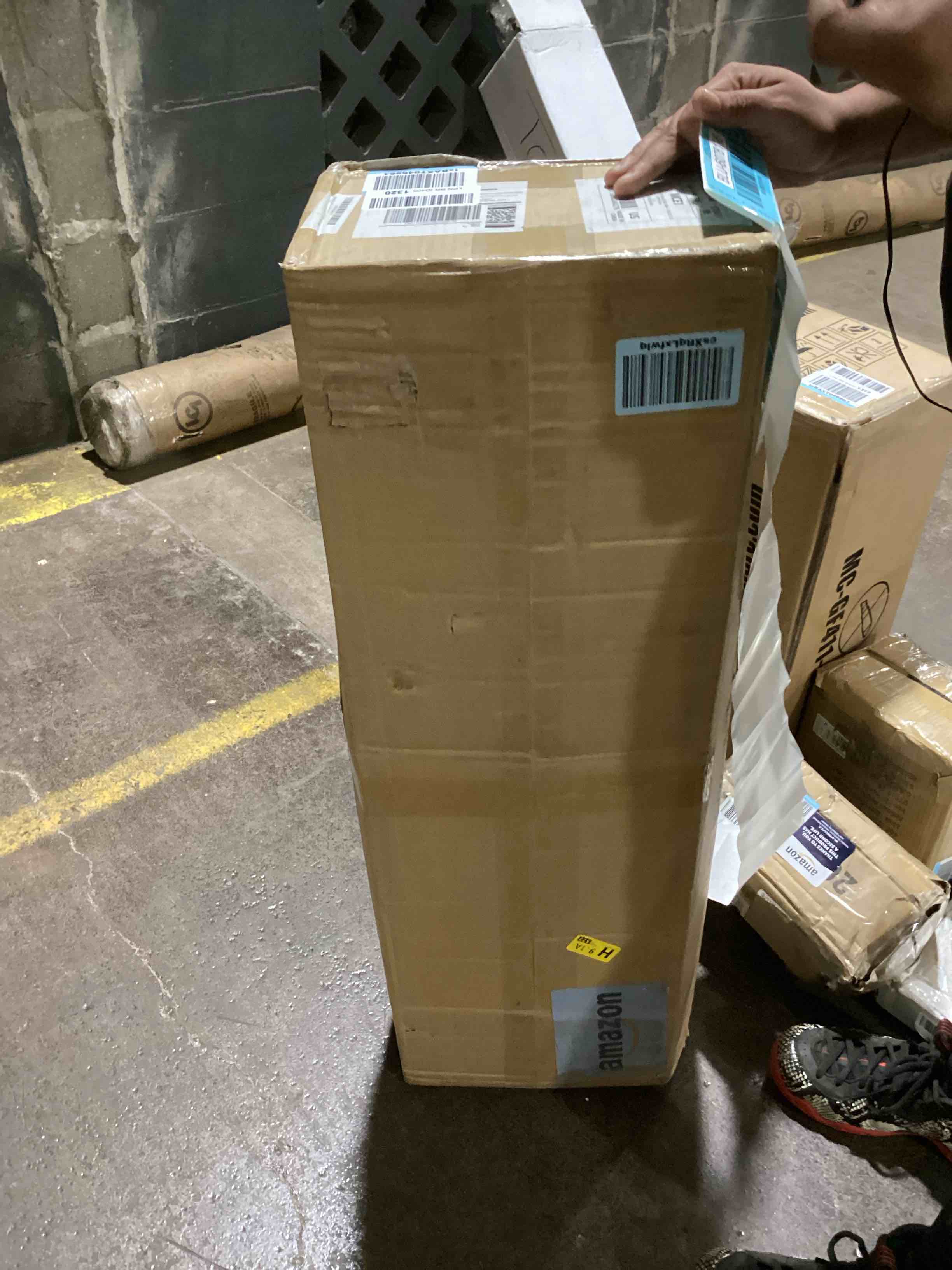 https://s3.amazonaws.com/lotting-images-prod/bidfta/BLU6078198_1710437096270.jpeg