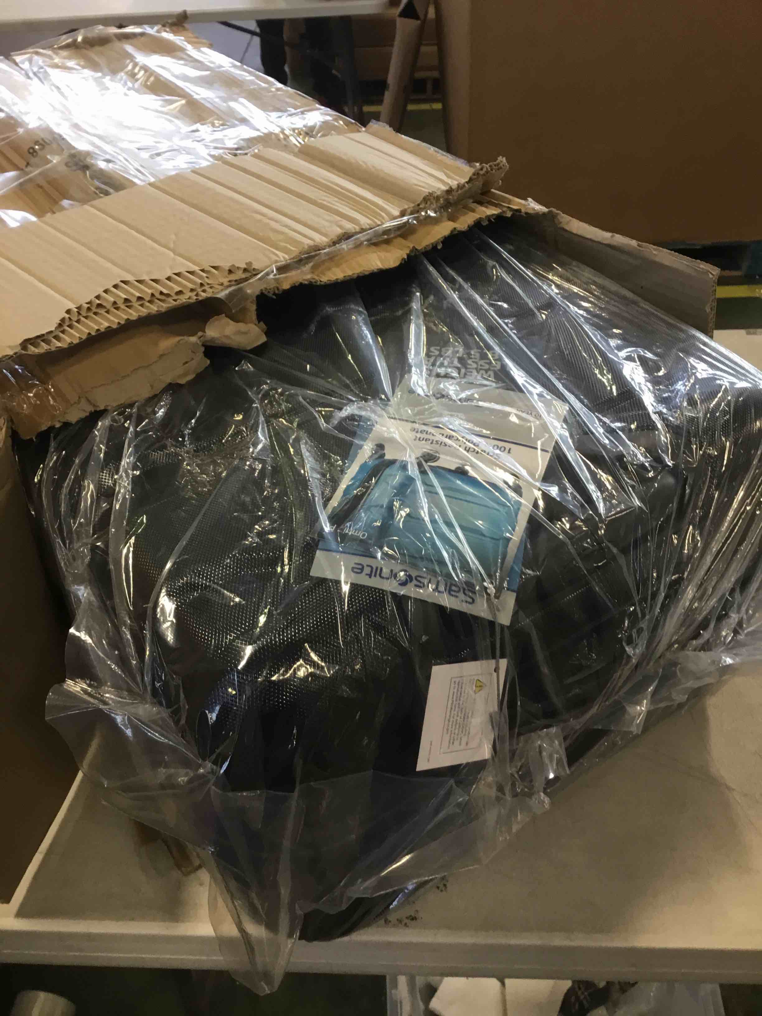 https://s3.amazonaws.com/lotting-images-prod/bidfta/BLU6083611_1707835054561.jpeg